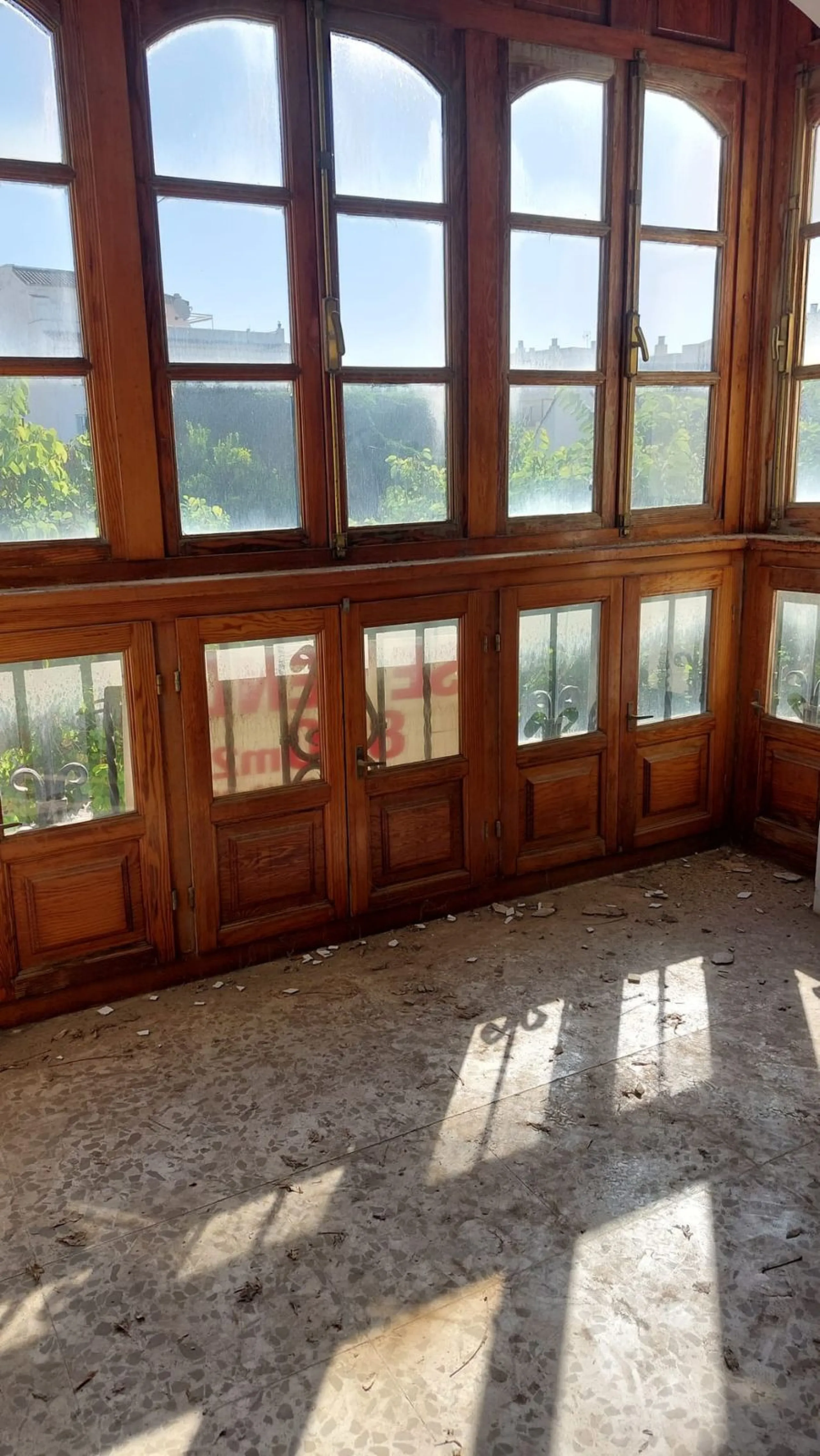 Commercial premises distributed over 3 floors. 266 m² basement, 237 m² ground floor, 265 m² first floor, totaling 788 m².