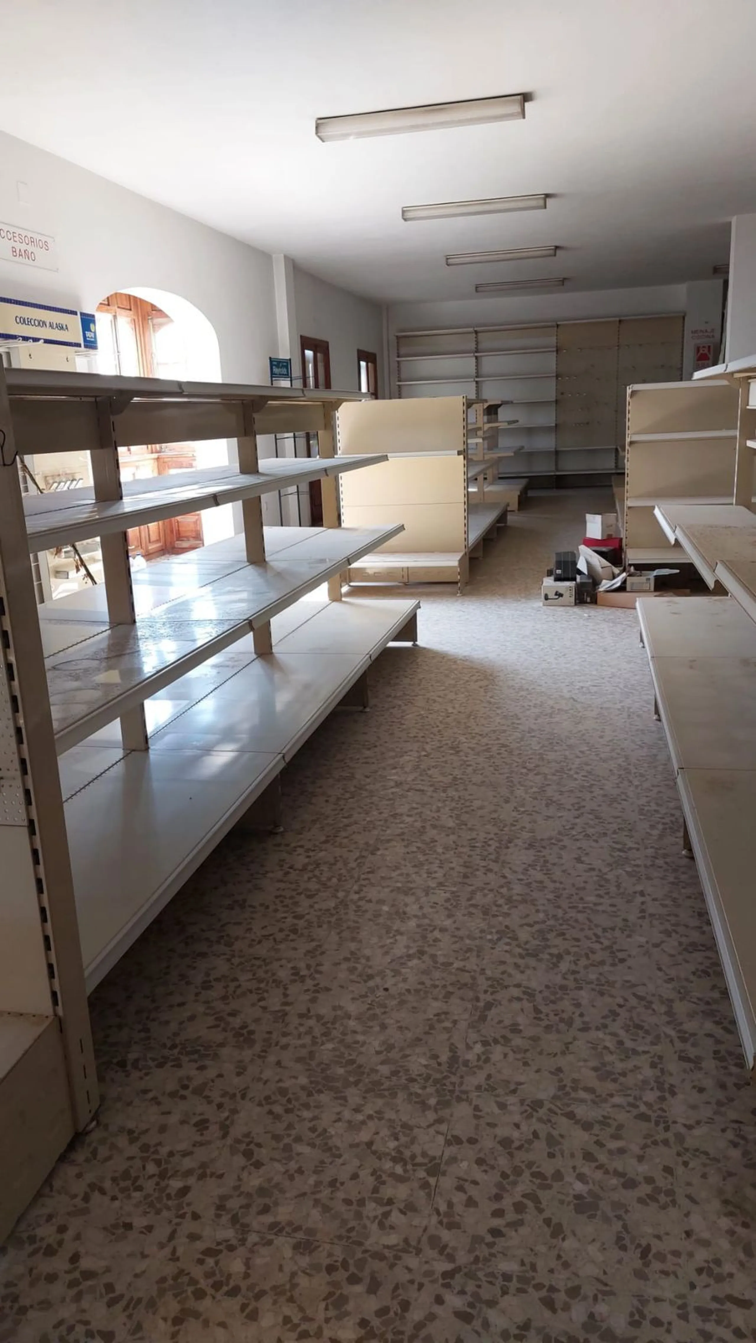 Commercial premises distributed over 3 floors. 266 m² basement, 237 m² ground floor, 265 m² first floor, totaling 788 m².