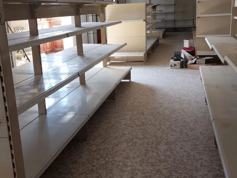 Commercial premises distributed over 3 floors. 266 m² basement, 237 m² ground floor, 265 m² first floor, totaling 788 m².