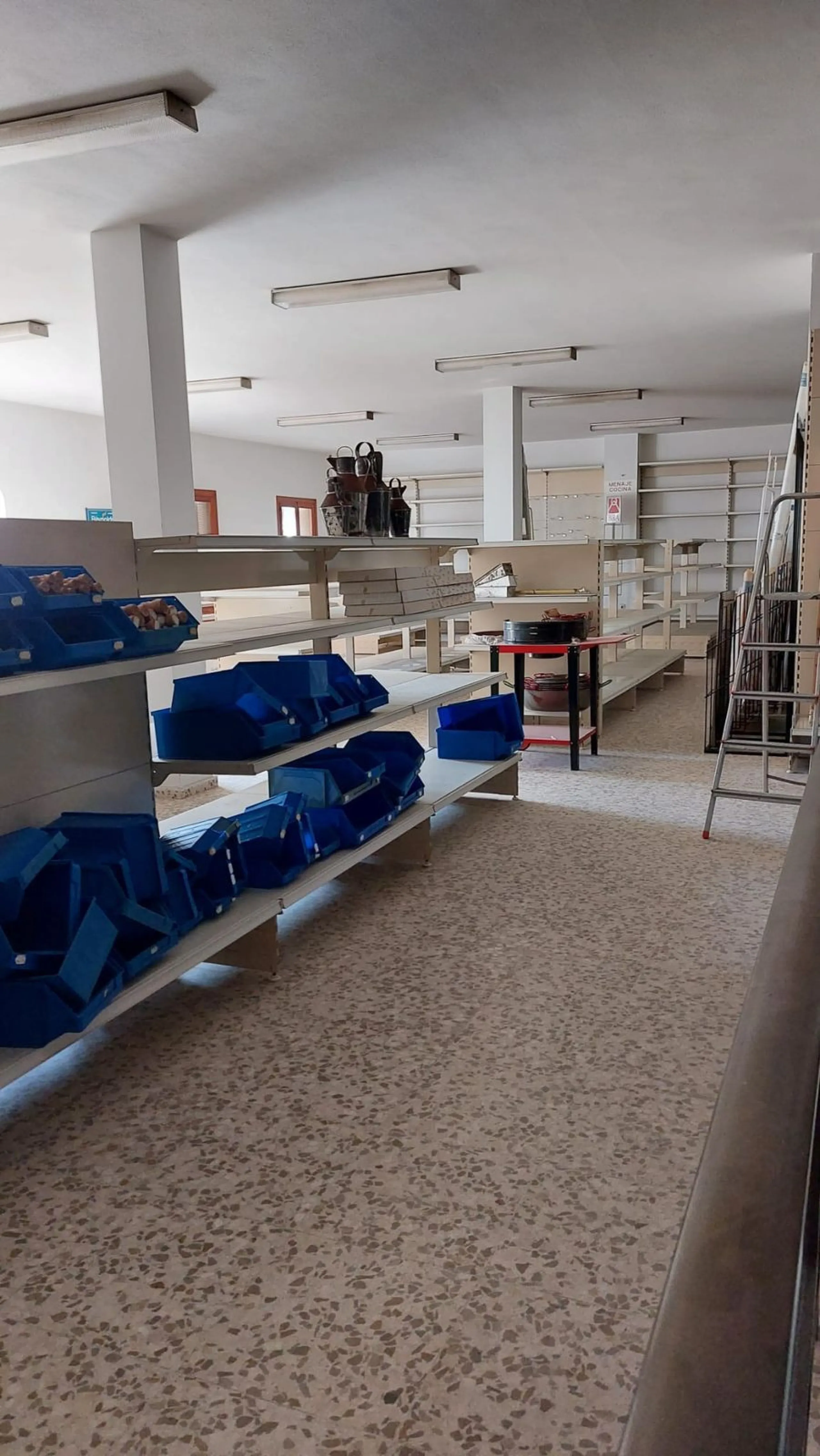 Commercial premises distributed over 3 floors. 266 m² basement, 237 m² ground floor, 265 m² first floor, totaling 788 m².