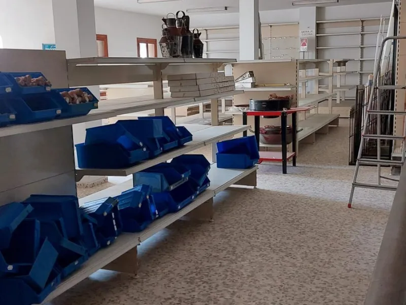 Commercial premises distributed over 3 floors. 266 m² basement, 237 m² ground floor, 265 m² first floor, totaling 788 m².