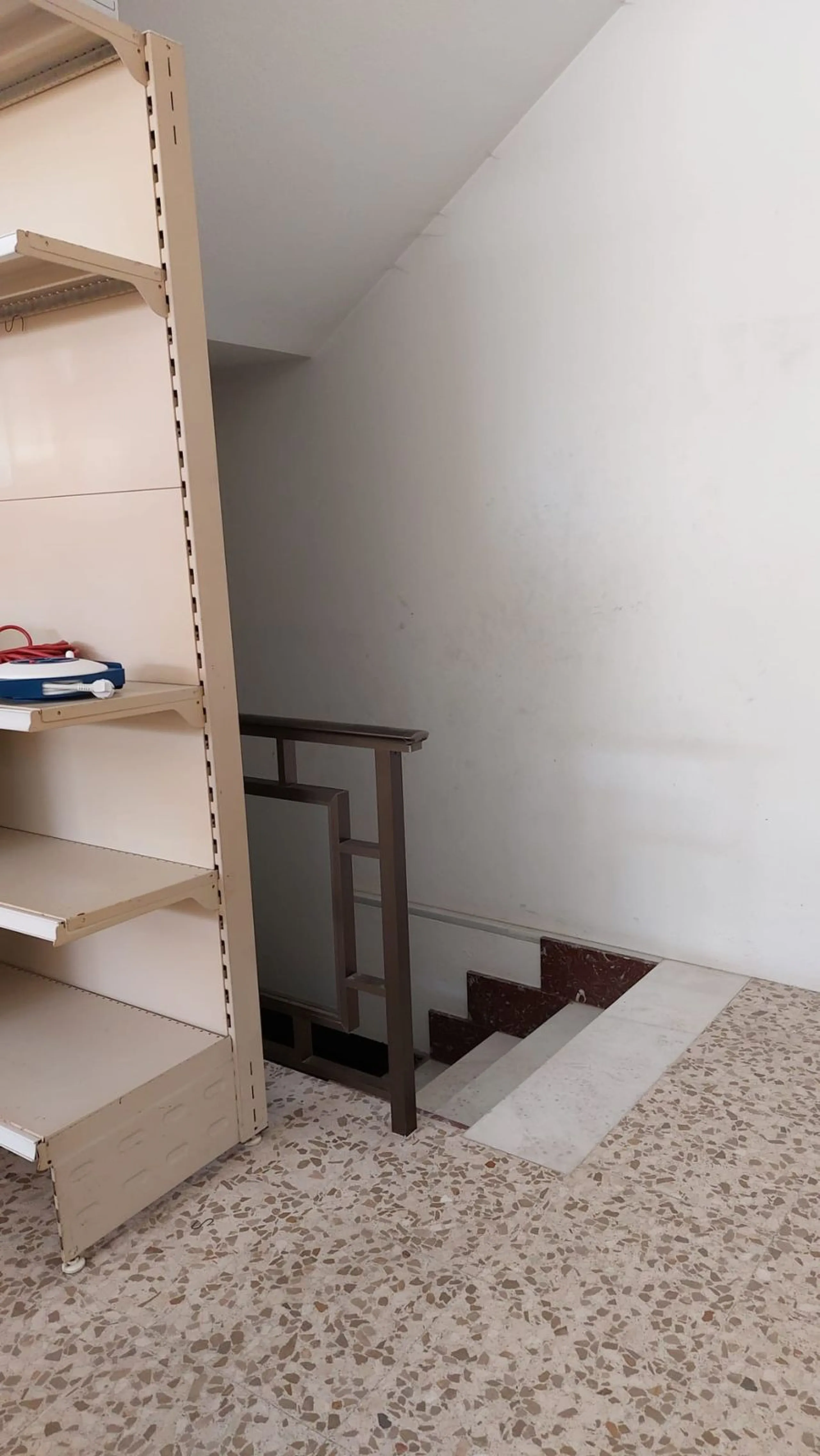 Commercial premises distributed over 3 floors. 266 m² basement, 237 m² ground floor, 265 m² first floor, totaling 788 m².