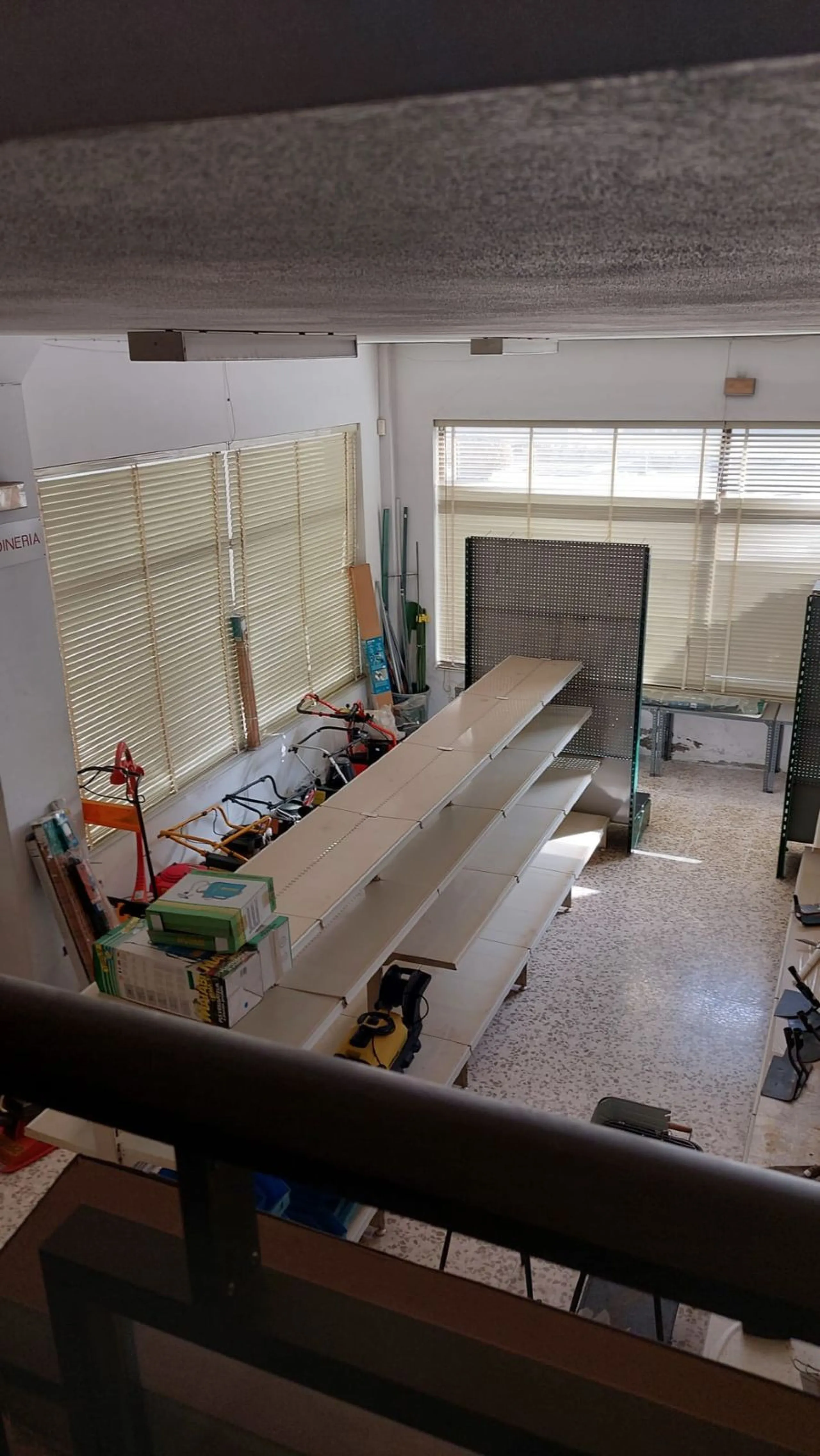 Commercial premises distributed over 3 floors. 266 m² basement, 237 m² ground floor, 265 m² first floor, totaling 788 m².