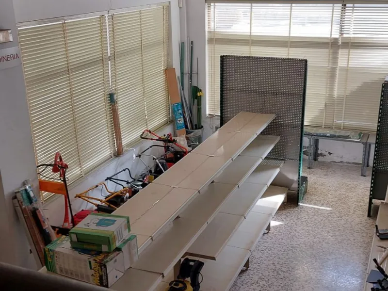 Commercial premises distributed over 3 floors. 266 m² basement, 237 m² ground floor, 265 m² first floor, totaling 788 m².