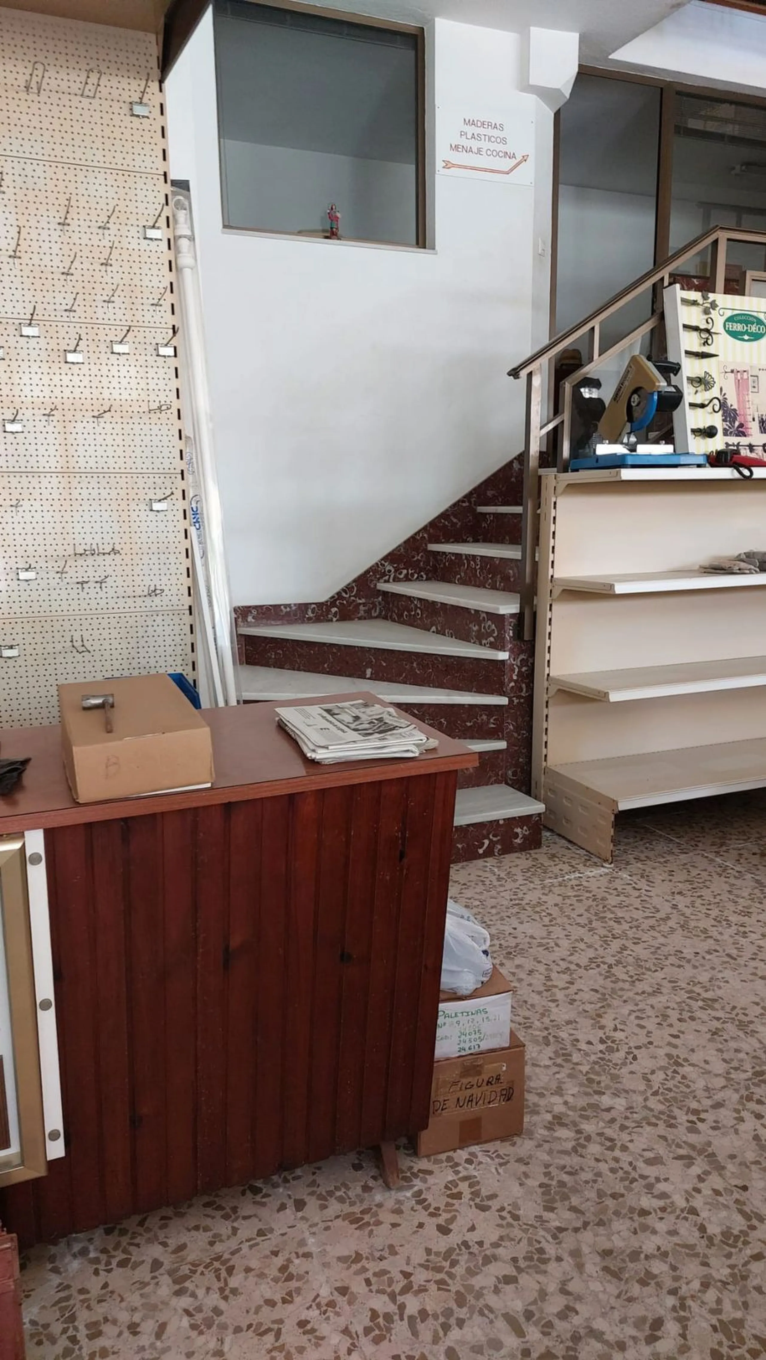 Commercial premises distributed over 3 floors. 266 m² basement, 237 m² ground floor, 265 m² first floor, totaling 788 m².