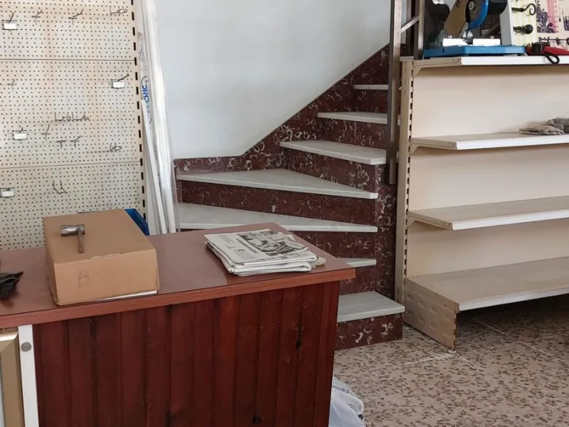 Commercial premises distributed over 3 floors. 266 m² basement, 237 m² ground floor, 265 m² first floor, totaling 788 m².
