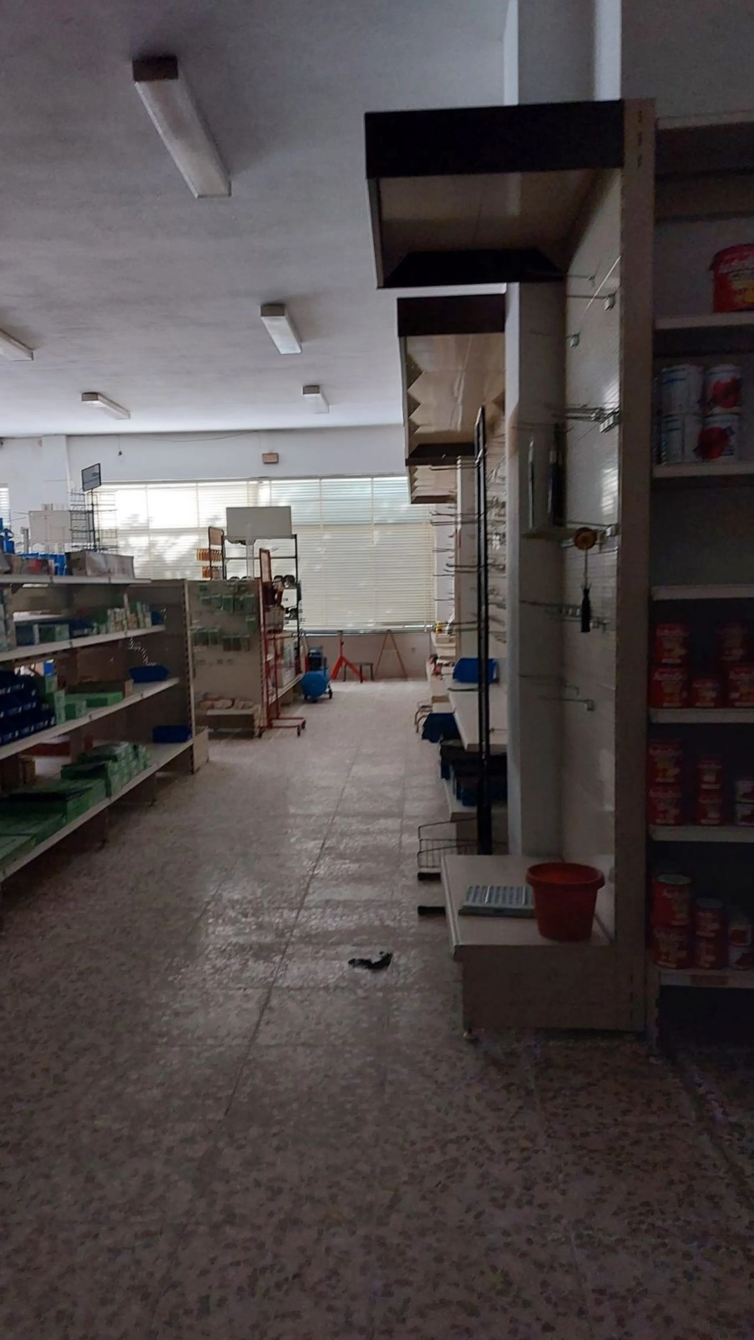 Commercial premises distributed over 3 floors. 266 m² basement, 237 m² ground floor, 265 m² first floor, totaling 788 m².