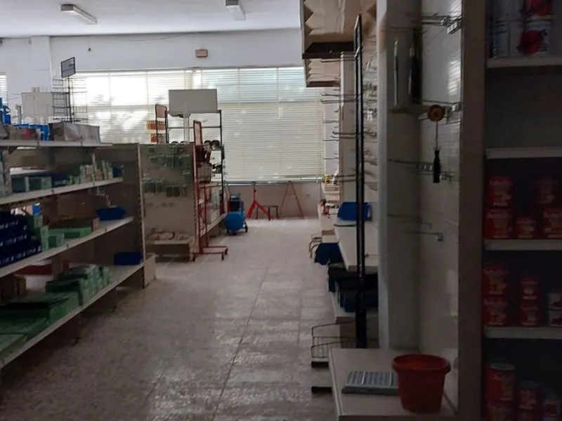 Commercial premises distributed over 3 floors. 266 m² basement, 237 m² ground floor, 265 m² first floor, totaling 788 m².