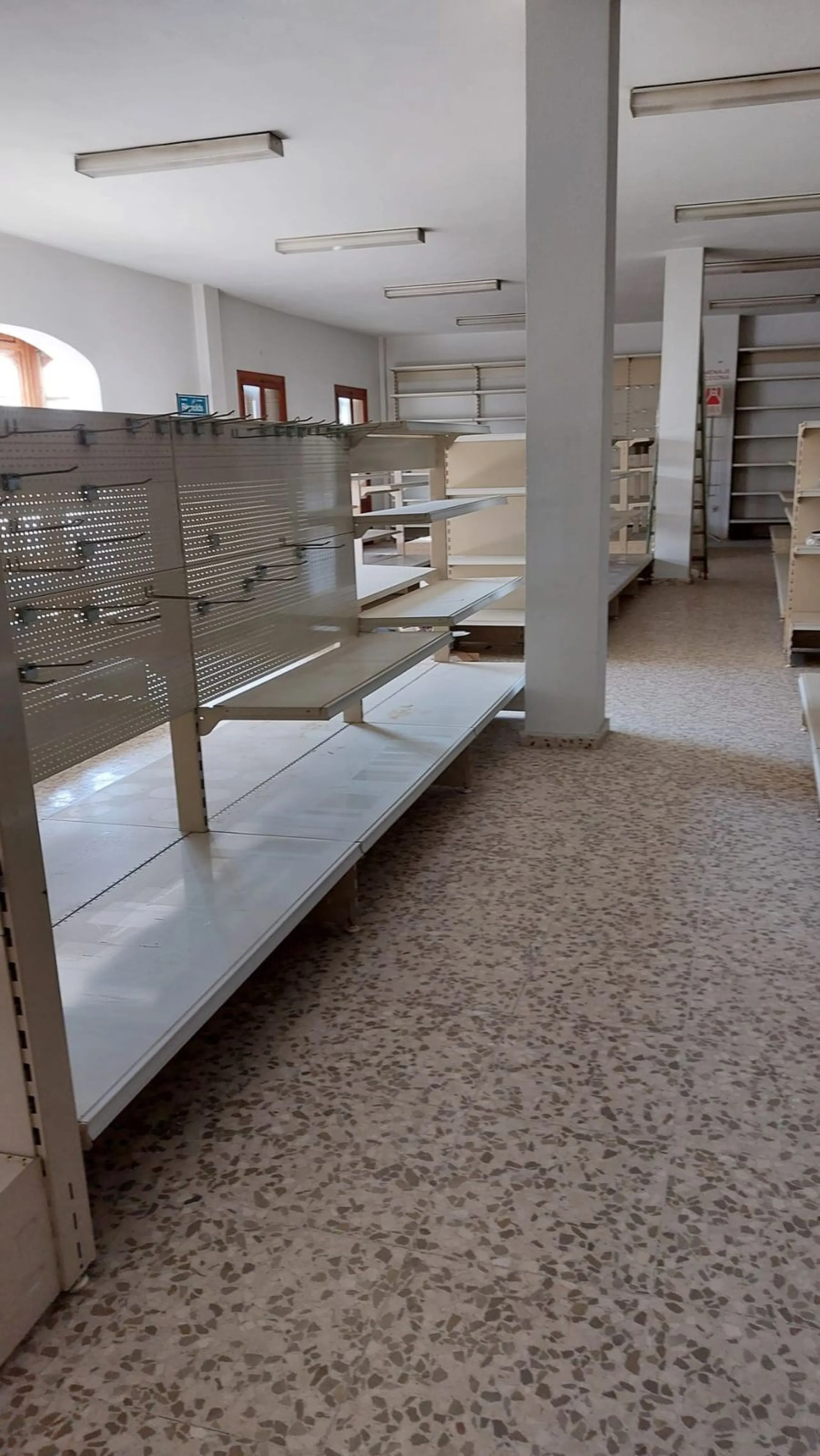 Commercial premises distributed over 3 floors. 266 m² basement, 237 m² ground floor, 265 m² first floor, totaling 788 m².