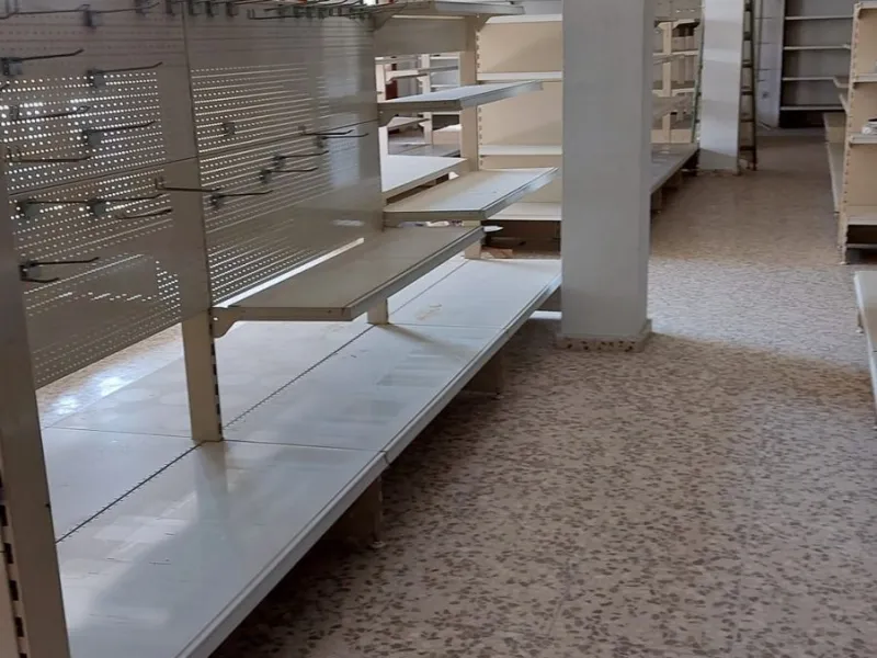 Commercial premises distributed over 3 floors. 266 m² basement, 237 m² ground floor, 265 m² first floor, totaling 788 m².