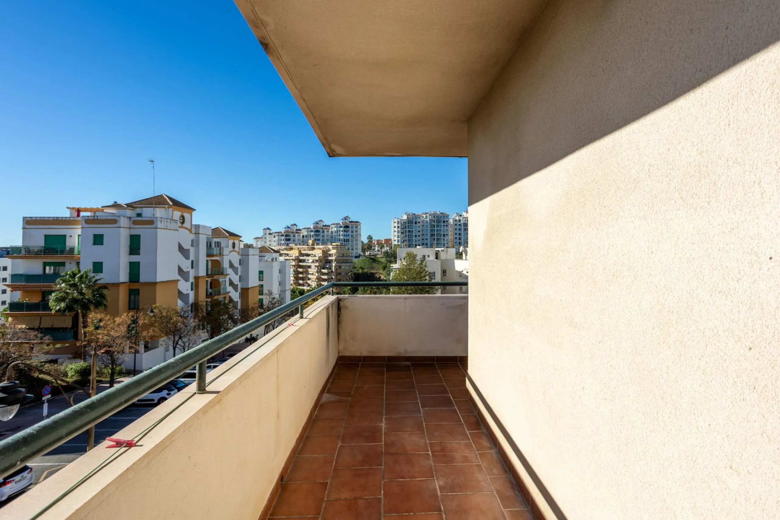 Apartment - Middle Floor Apartment в продаже в Estepona, Málaga. В доме 3 спален и 3 ванных комнат. Площадь дома 120 м²