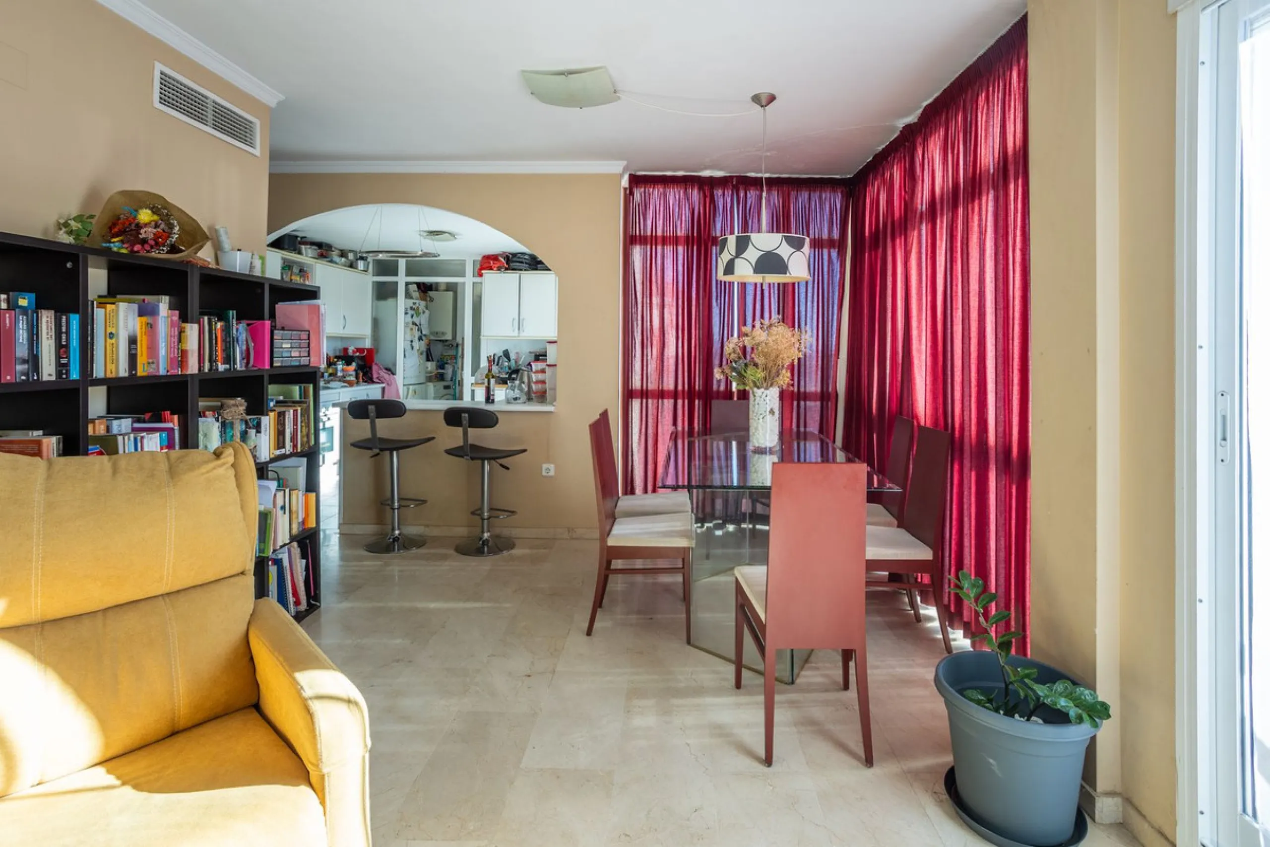 Apartment - Middle Floor Apartment в продаже в Estepona, Málaga. В доме 3 спален и 3 ванных комнат. Площадь дома 120 м²