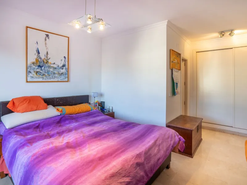 Apartment - Middle Floor Apartment в продаже в Estepona, Málaga. В доме 3 спален и 3 ванных комнат. Площадь дома 120 м²