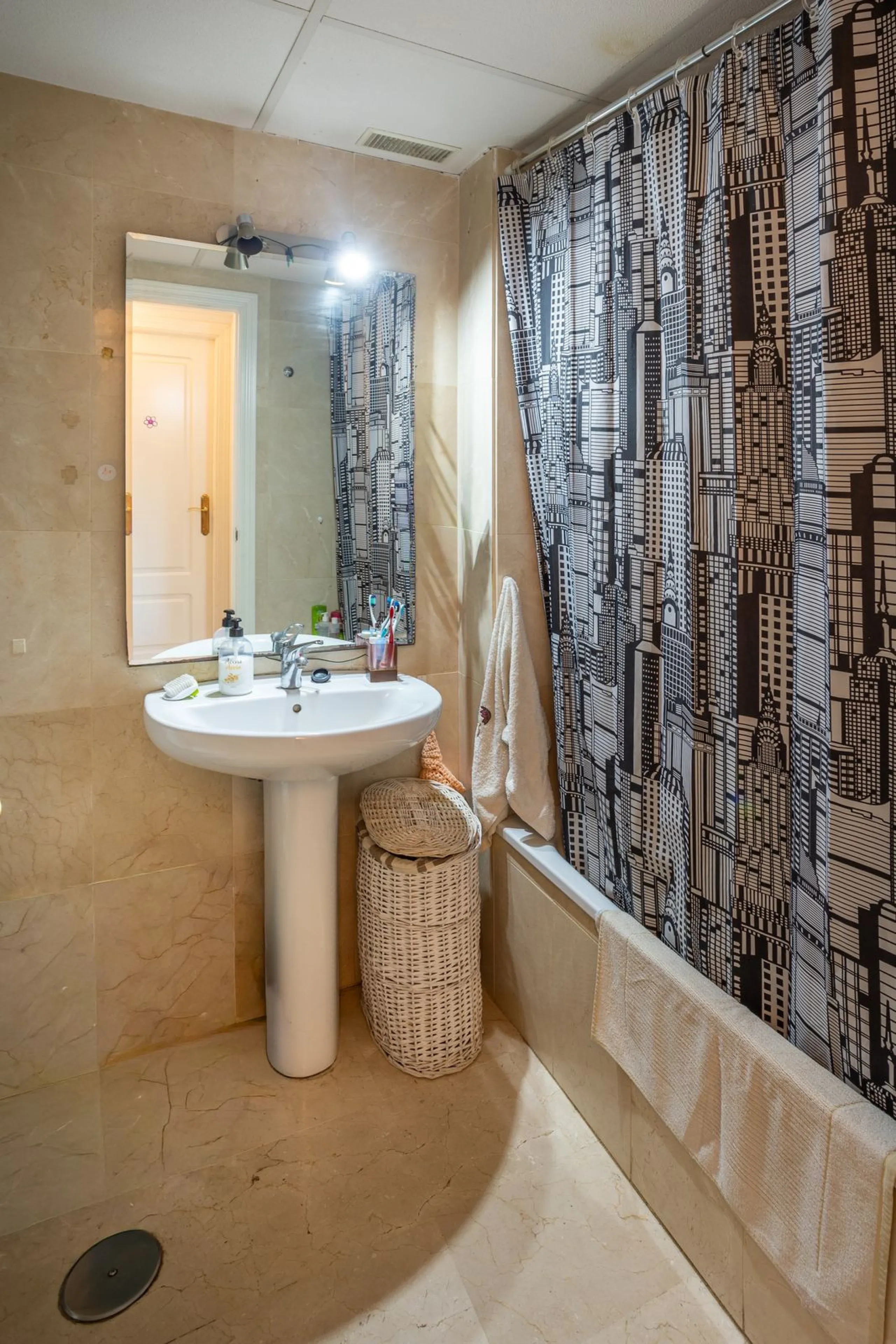 Apartment - Middle Floor Apartment в продаже в Estepona, Málaga. В доме 3 спален и 3 ванных комнат. Площадь дома 120 м²