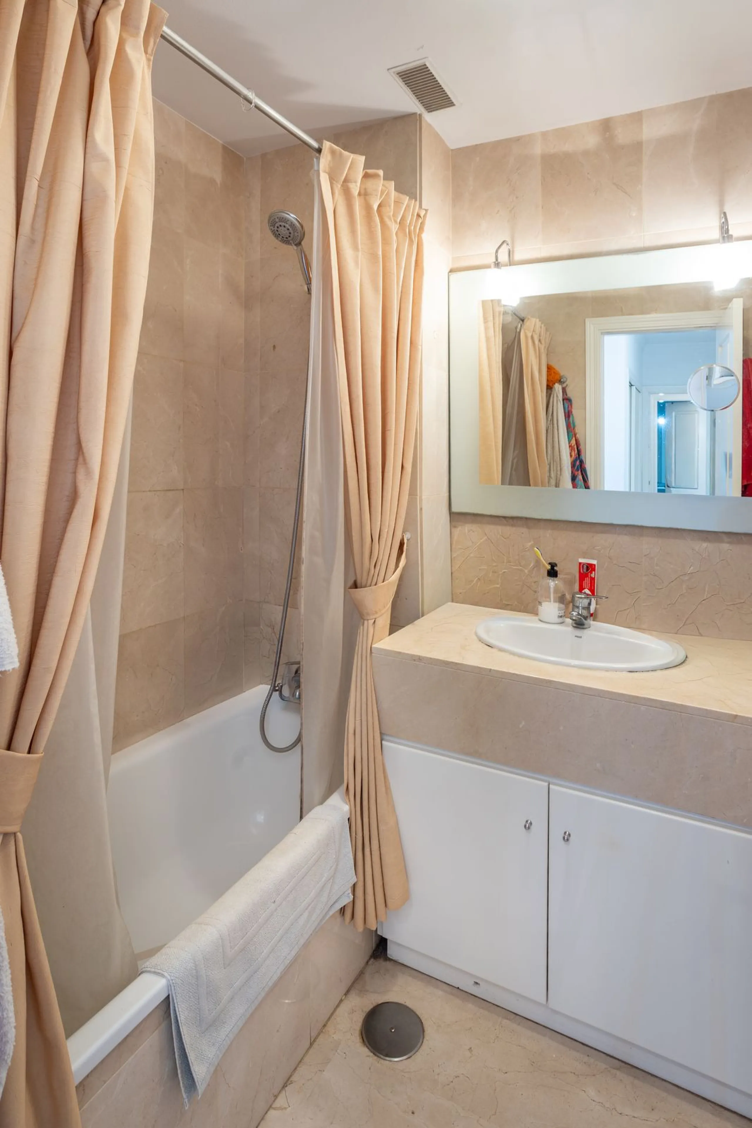 Apartment - Middle Floor Apartment в продаже в Estepona, Málaga. В доме 3 спален и 3 ванных комнат. Площадь дома 120 м²
