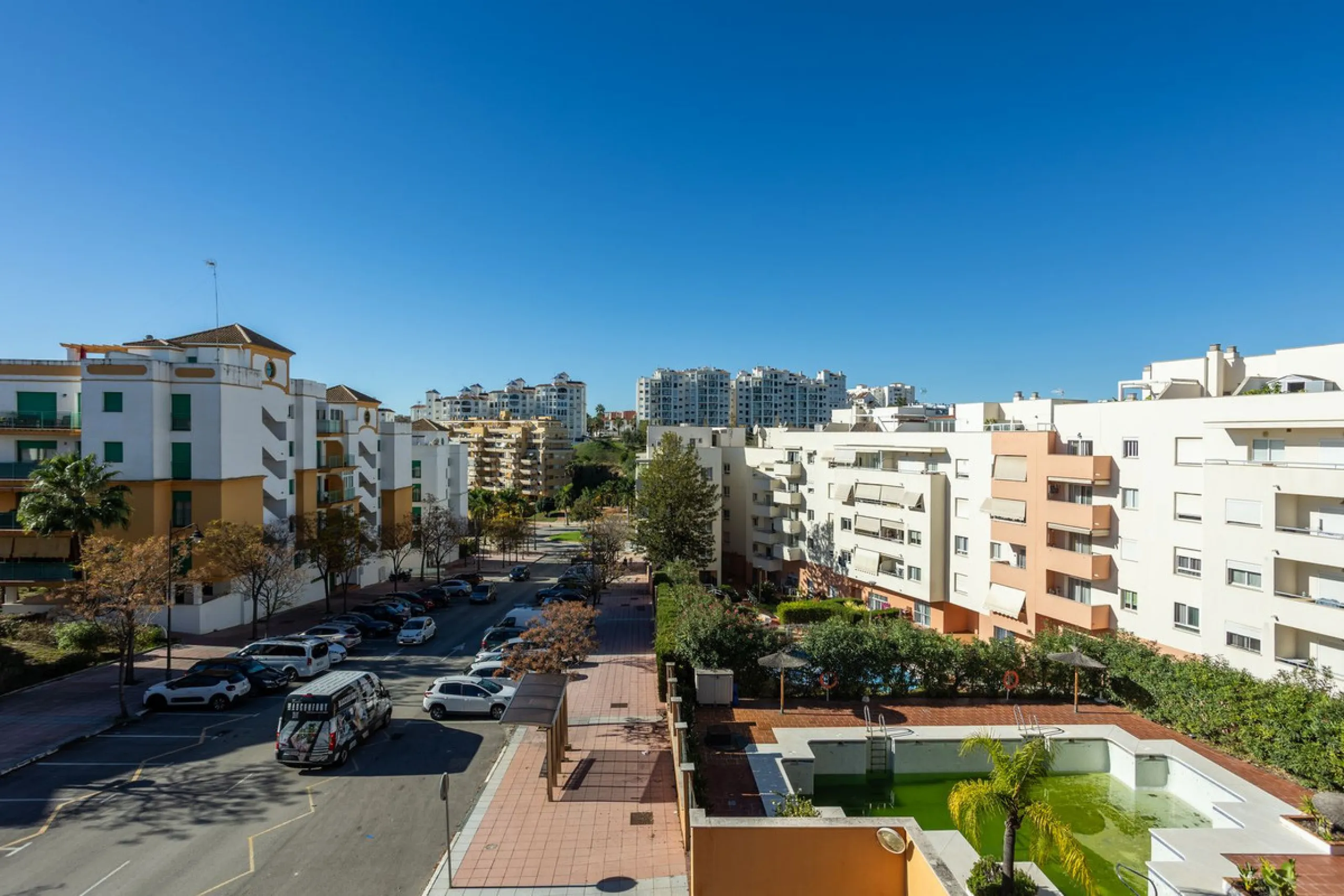 Apartment - Middle Floor Apartment в продаже в Estepona, Málaga. В доме 3 спален и 3 ванных комнат. Площадь дома 120 м²