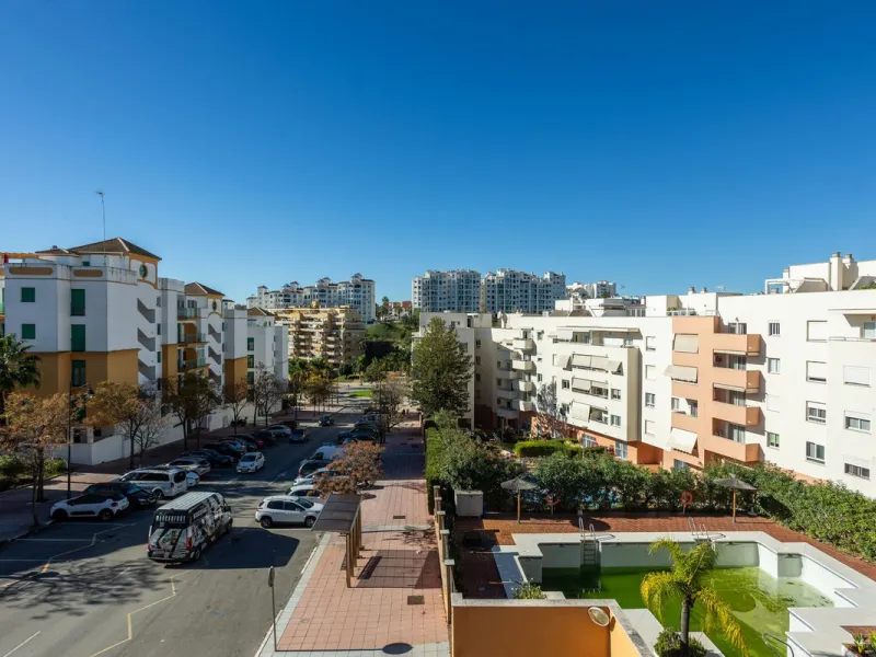 Apartment - Middle Floor Apartment в продаже в Estepona, Málaga. В доме 3 спален и 3 ванных комнат. Площадь дома 120 м²