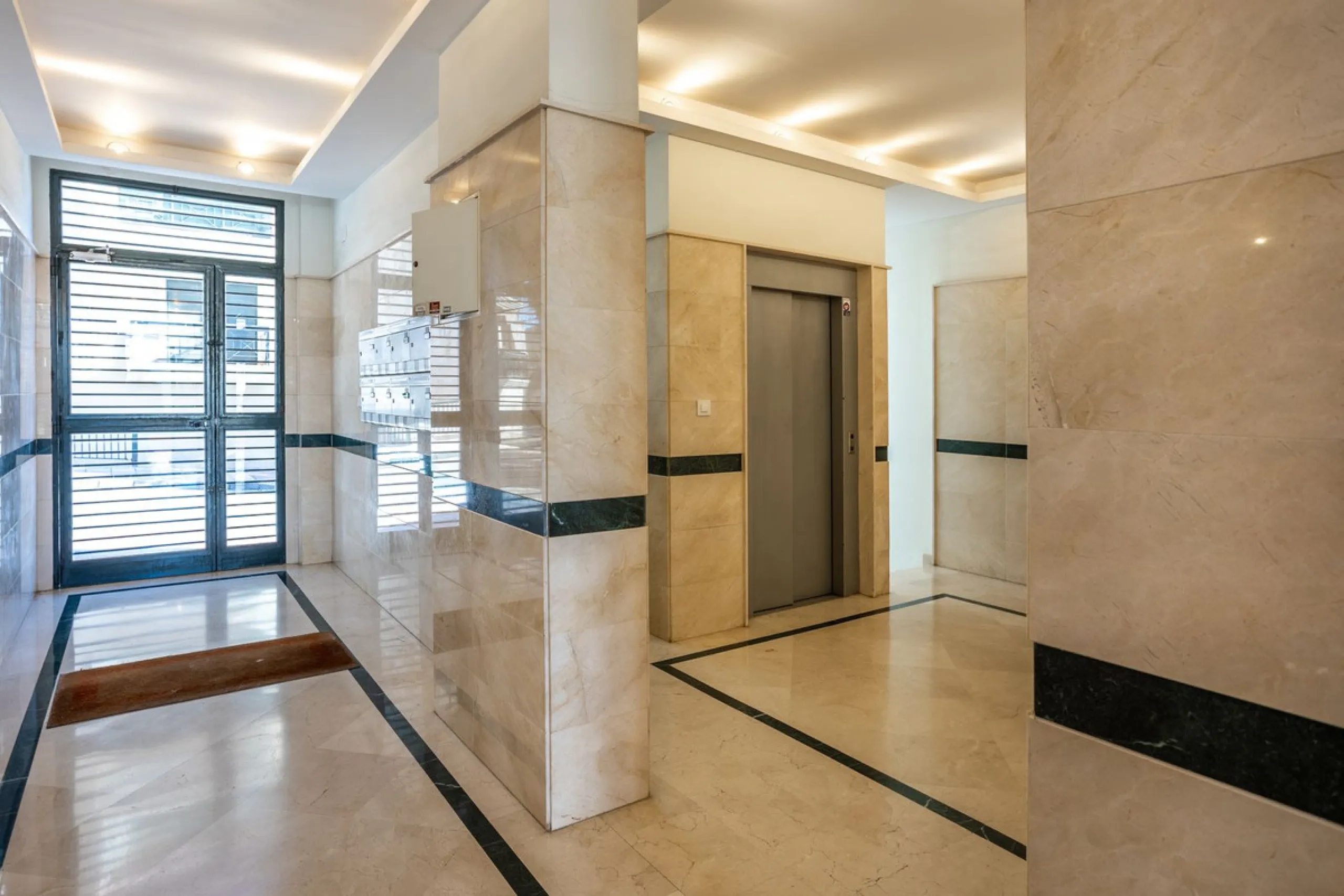 Apartment - Middle Floor Apartment в продаже в Estepona, Málaga. В доме 3 спален и 3 ванных комнат. Площадь дома 120 м²