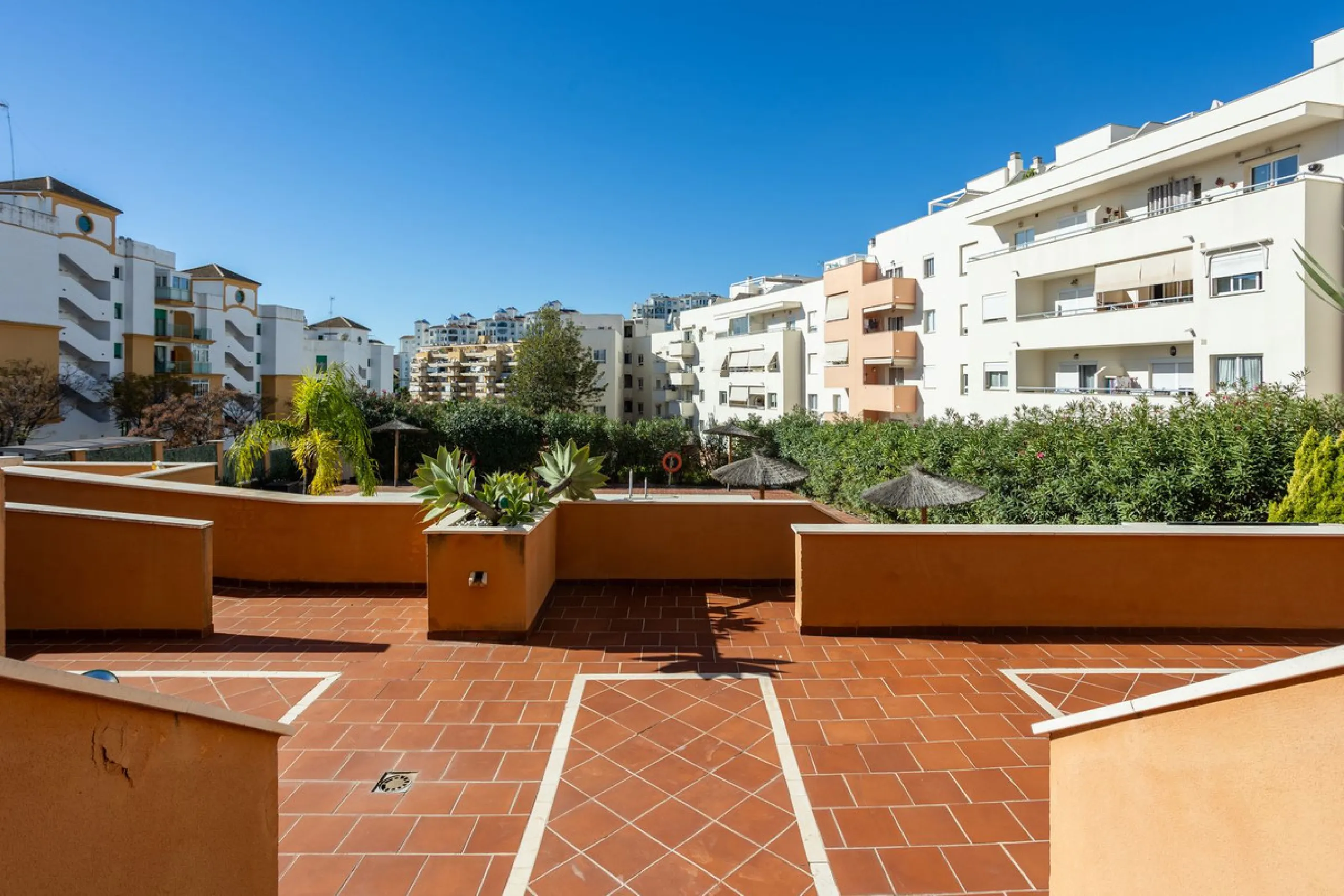 Apartment - Middle Floor Apartment в продаже в Estepona, Málaga. В доме 3 спален и 3 ванных комнат. Площадь дома 120 м²