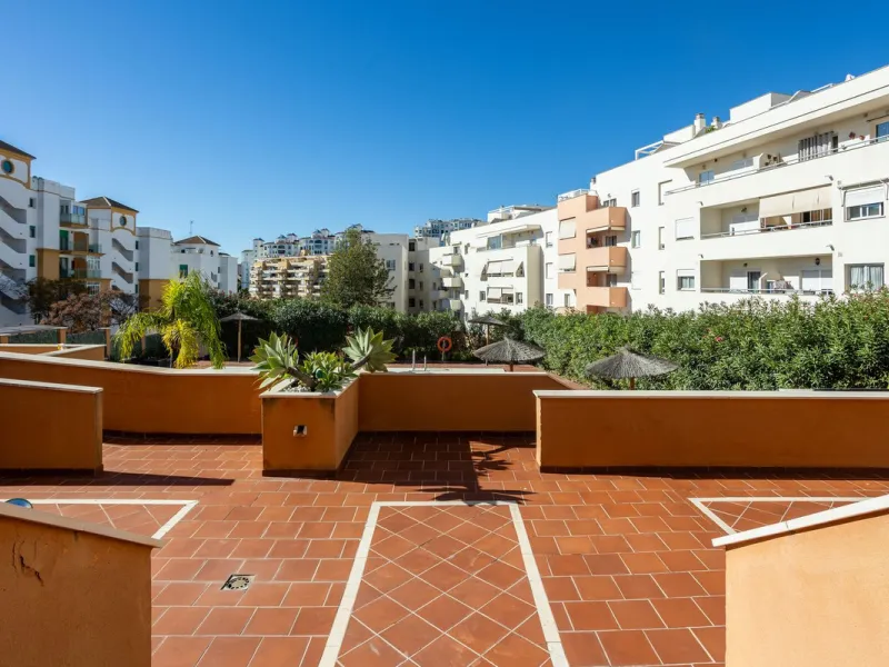 Apartment - Middle Floor Apartment в продаже в Estepona, Málaga. В доме 3 спален и 3 ванных комнат. Площадь дома 120 м²