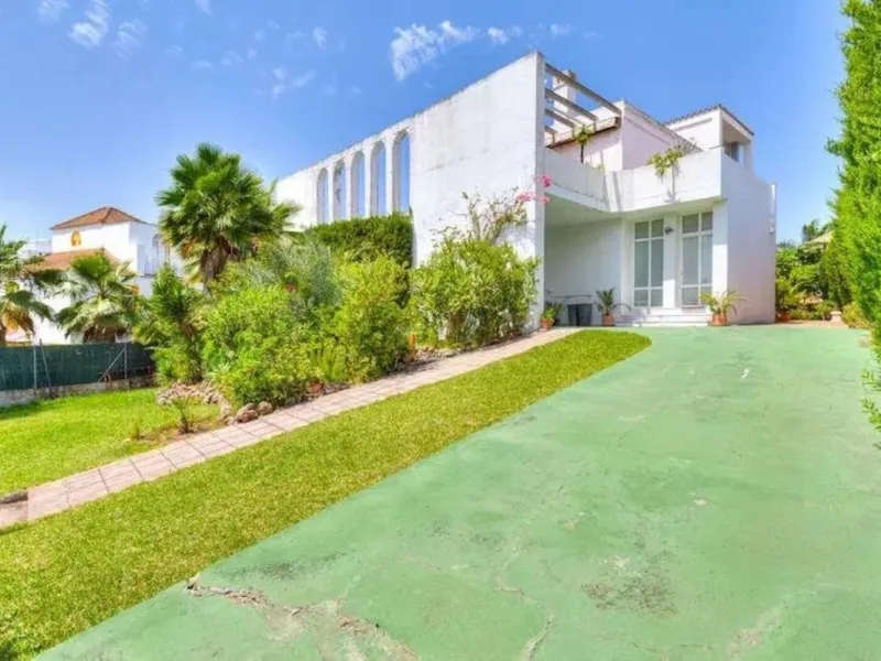 Villa in the heart of Las Brisas, Nueva Andalucía