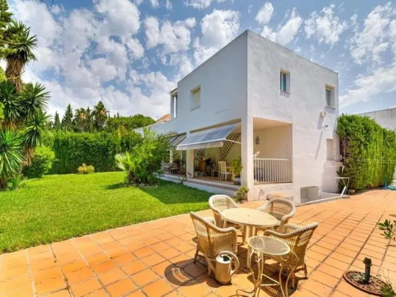 Villa in the heart of Las Brisas, Nueva Andalucía