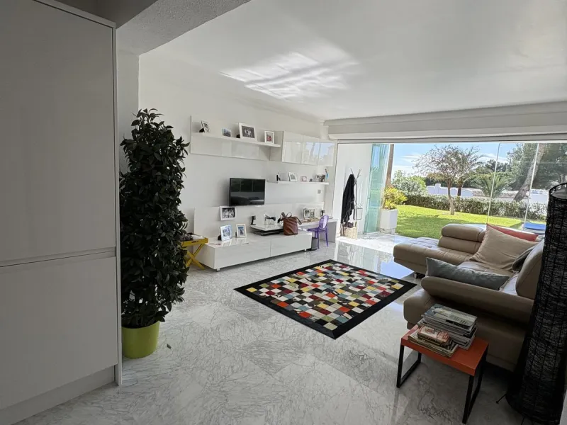 Beautiful ground floor apartment with its own garden and SEA VIEWS, an ideal place to enjoy holidays!