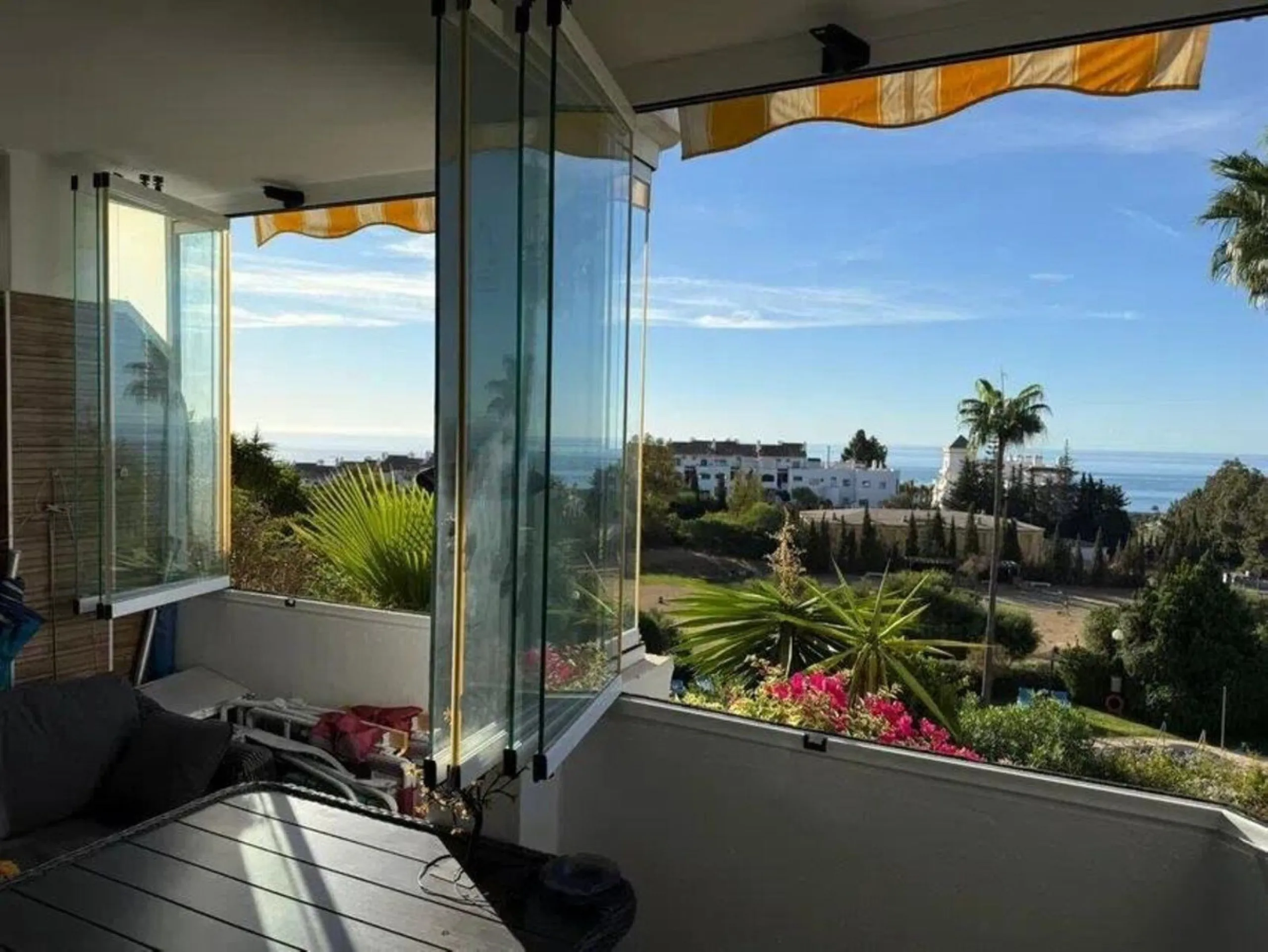 Modern apartment with panoramic sea views in Calahonda