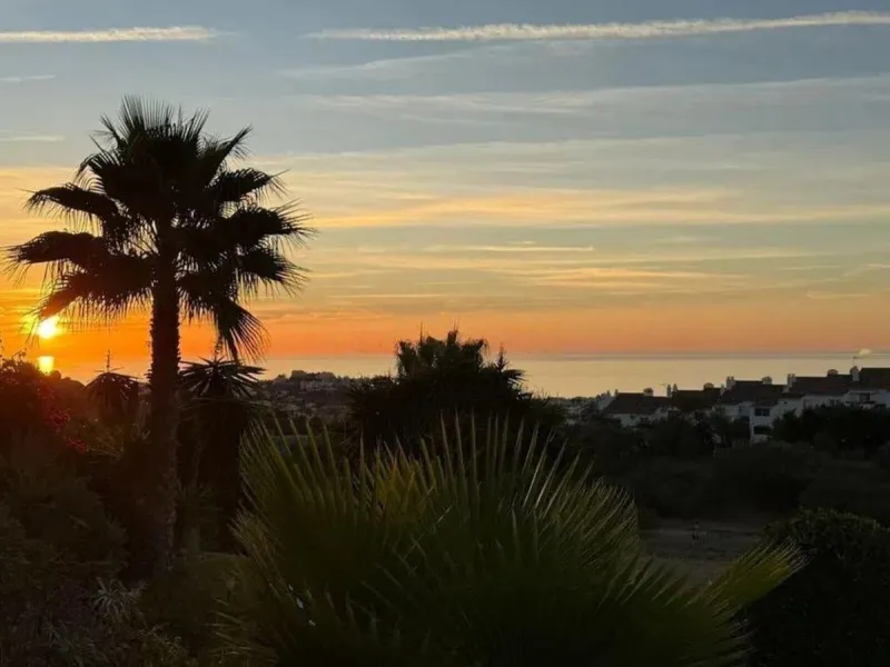 Modern apartment with panoramic sea views in Calahonda