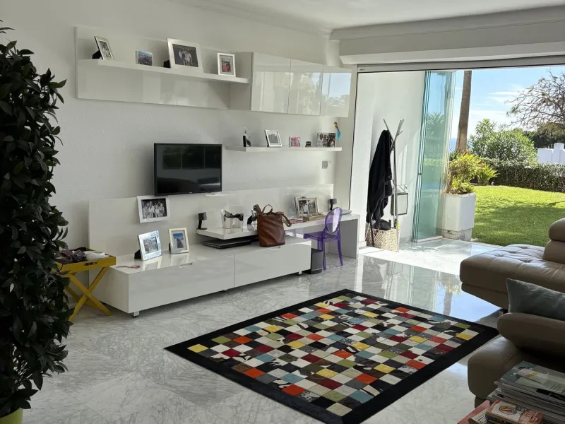 Beautiful ground floor apartment with its own garden and SEA VIEWS, an ideal place to enjoy holidays!