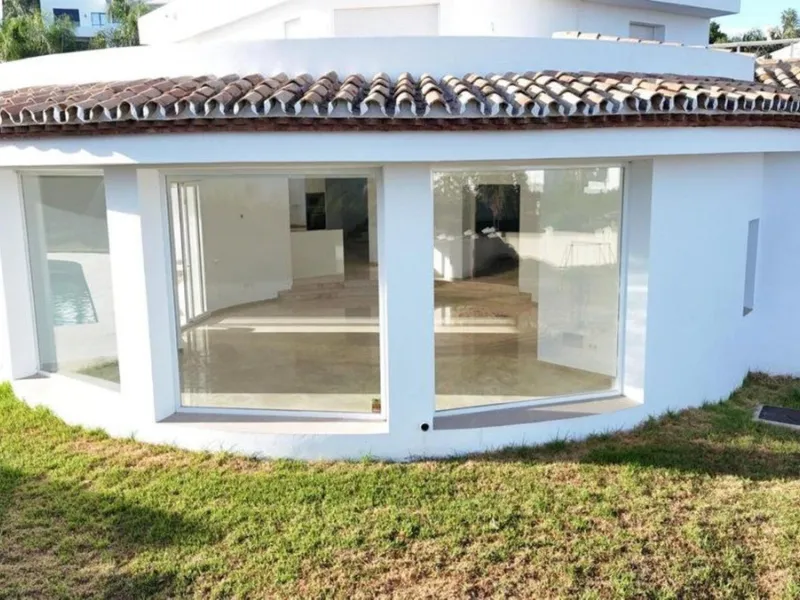 Andalusian villa with panoramic sea views and large plot in El Paraíso, Estepona