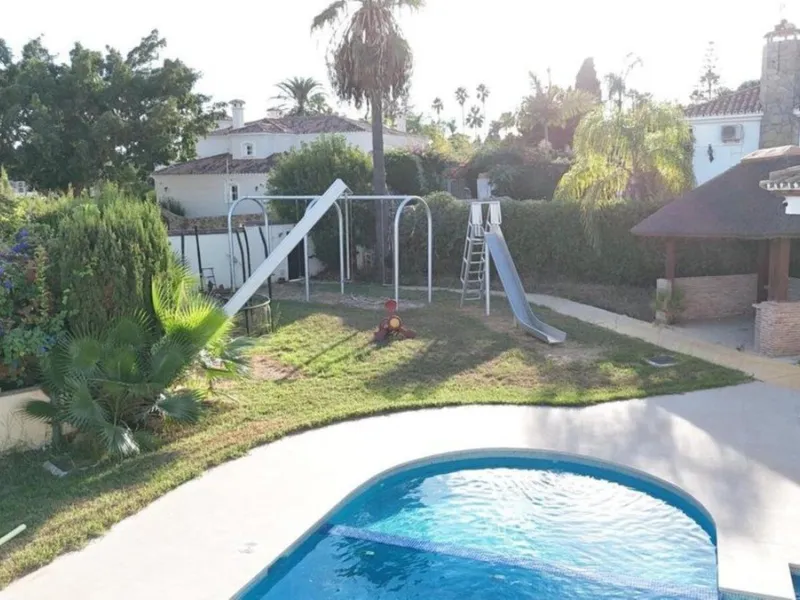 Andalusian villa with panoramic sea views and large plot in El Paraíso, Estepona