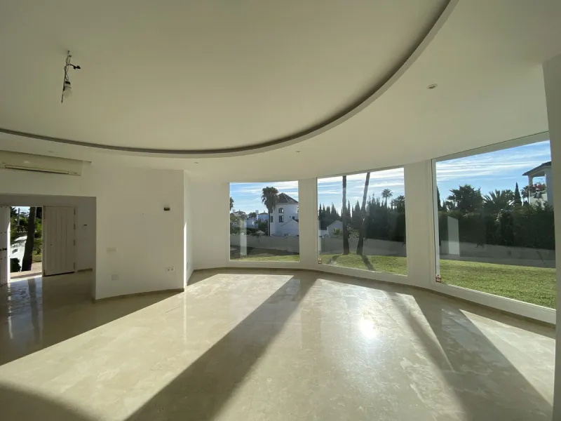 Andalusian villa with panoramic sea views and large plot in El Paraíso, Estepona
