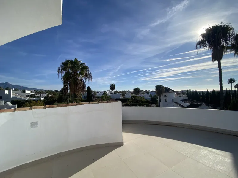 Andalusian villa with panoramic sea views and large plot in El Paraíso, Estepona