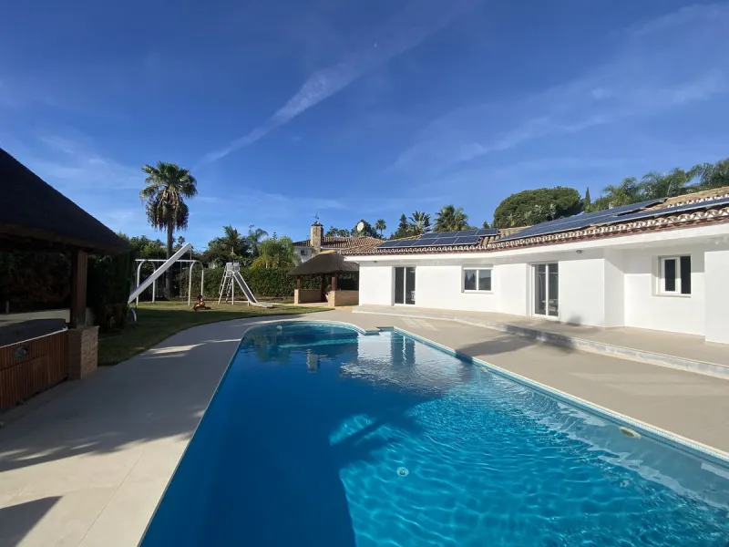 Andalusian villa with panoramic sea views and large plot in El Paraíso, Estepona