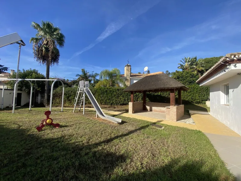 Andalusian villa with panoramic sea views and large plot in El Paraíso, Estepona
