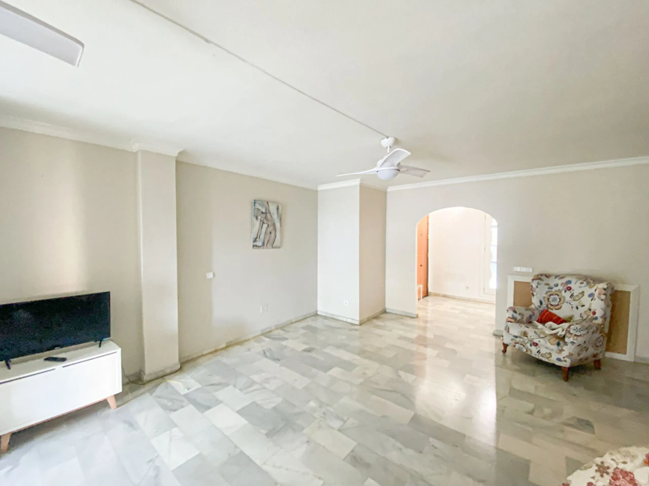 Beautiful home located just a stone's throw from Puerto Banús and the beach, in a quiet and perfectly maintained residential area.