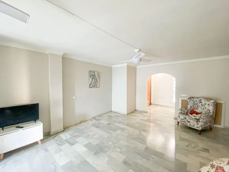 Beautiful home located just a stone's throw from Puerto Banús and the beach, in a quiet and perfectly maintained residential area.