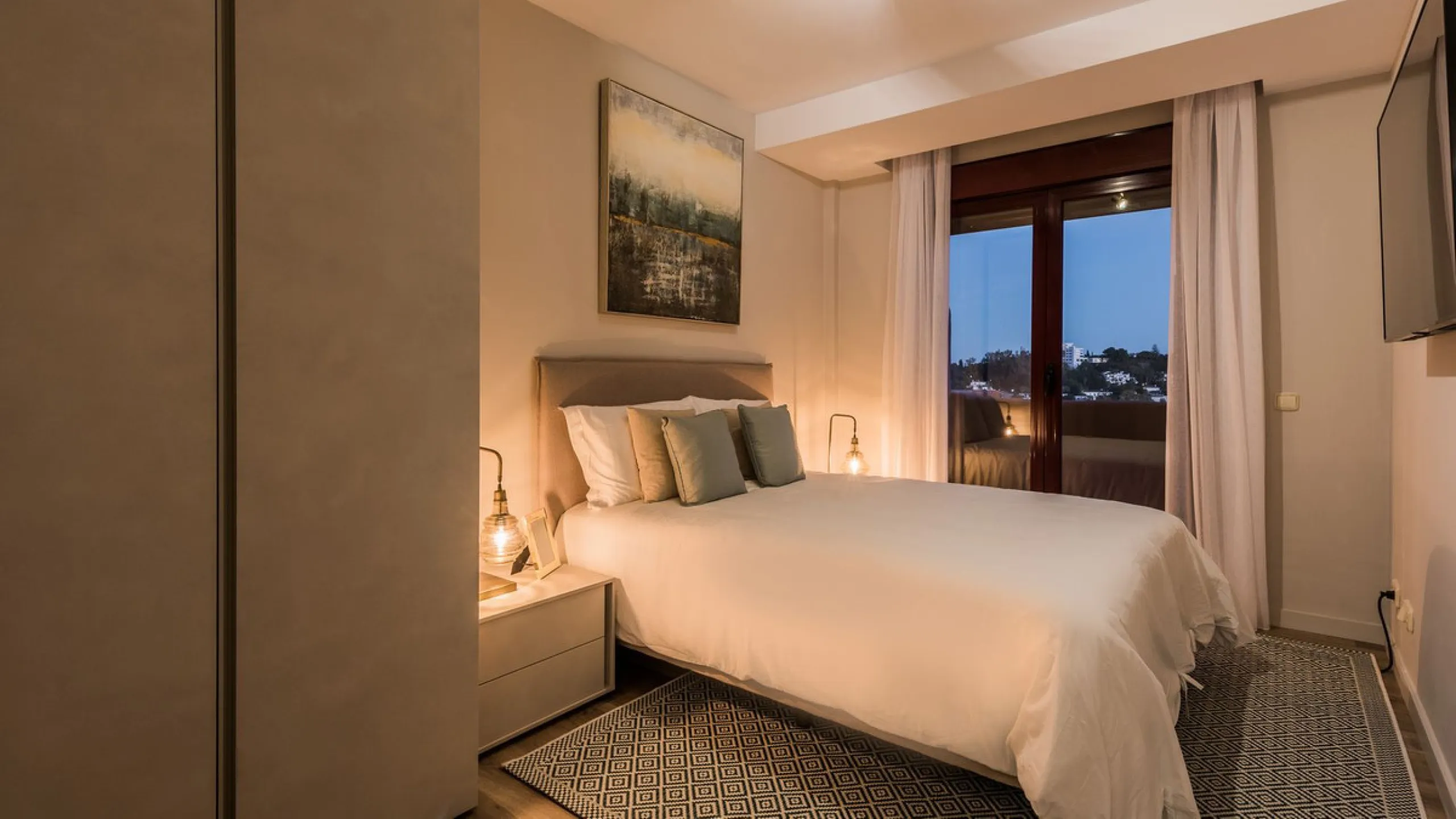 Beautiful, fully furnished  2 Bed 2 Bath apartment with Panoramic views of La Concha Mountain, El Paraíso Golf Course and the Mediterranean Sea.