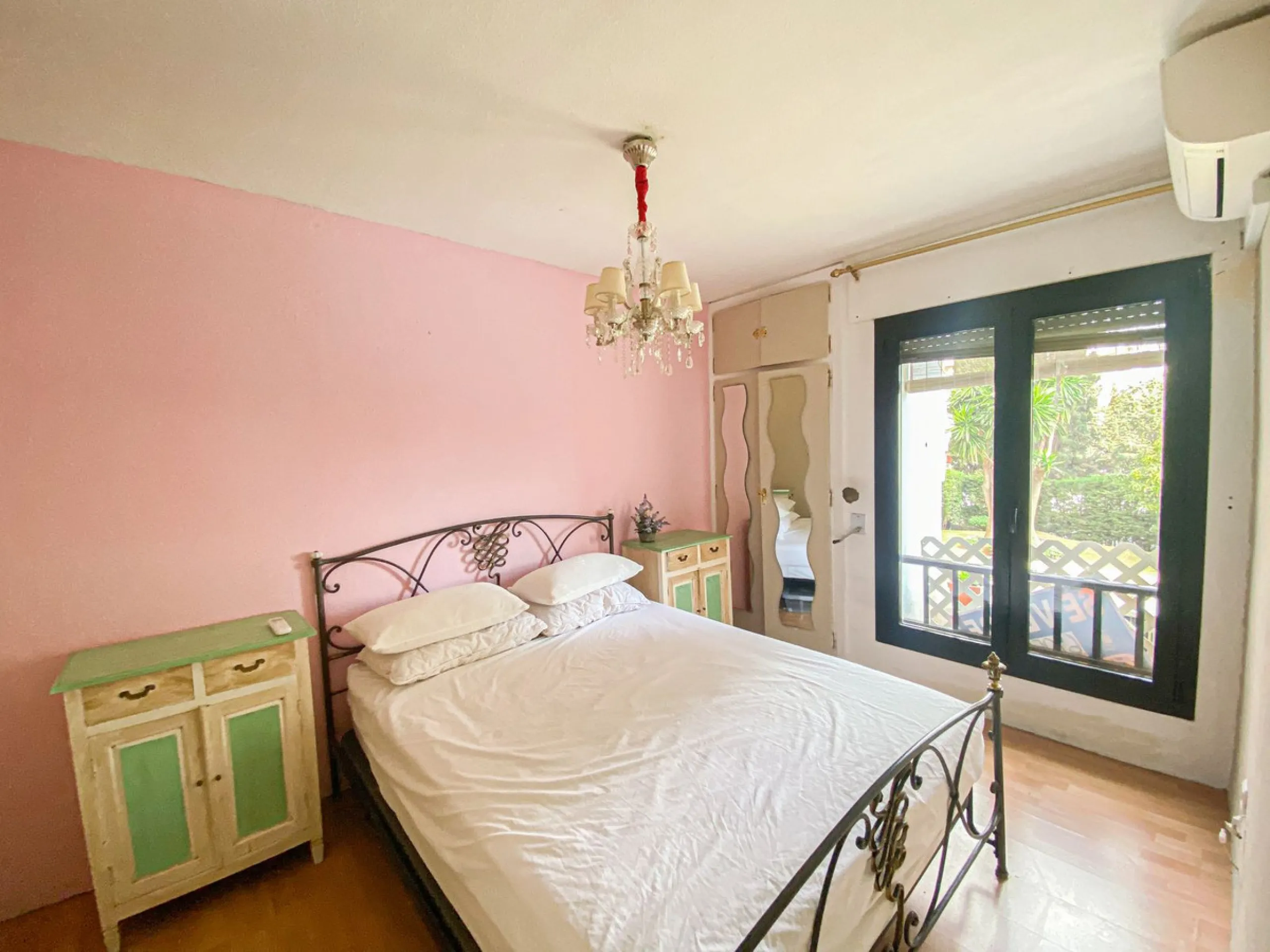 Beautiful home located just a stone's throw from Puerto Banús and the beach, in a quiet and perfectly maintained residential area.