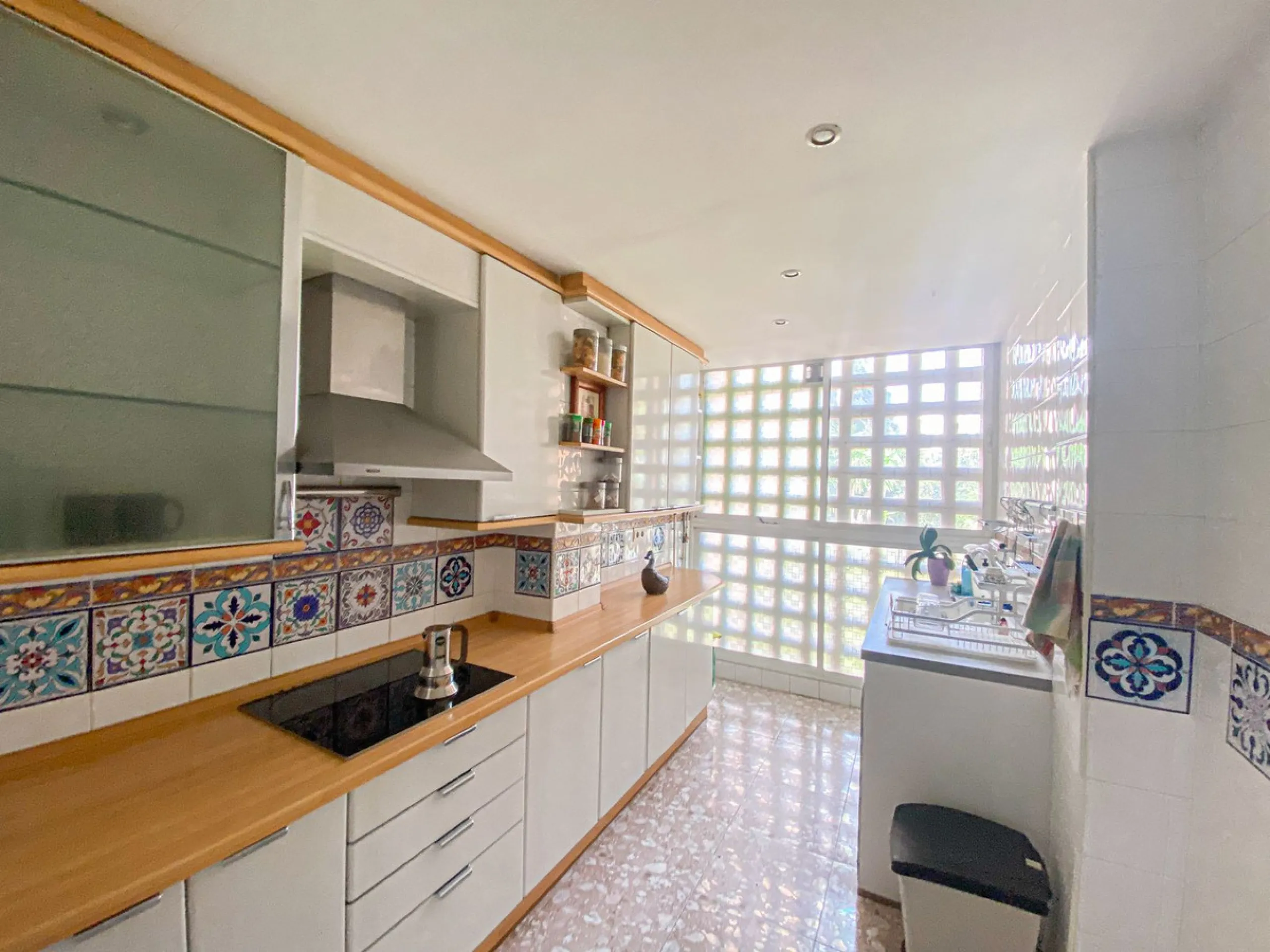 Beautiful home located just a stone's throw from Puerto Banús and the beach, in a quiet and perfectly maintained residential area.