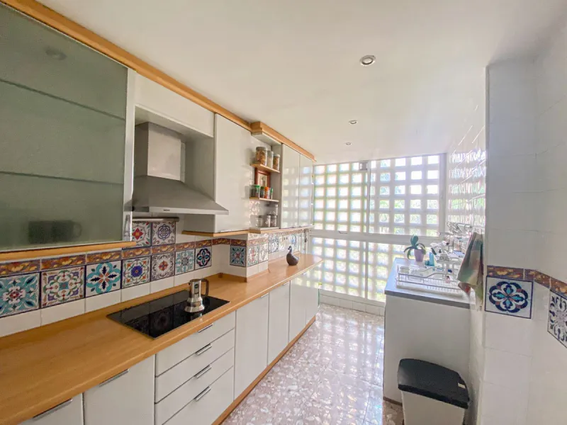 Beautiful home located just a stone's throw from Puerto Banús and the beach, in a quiet and perfectly maintained residential area.