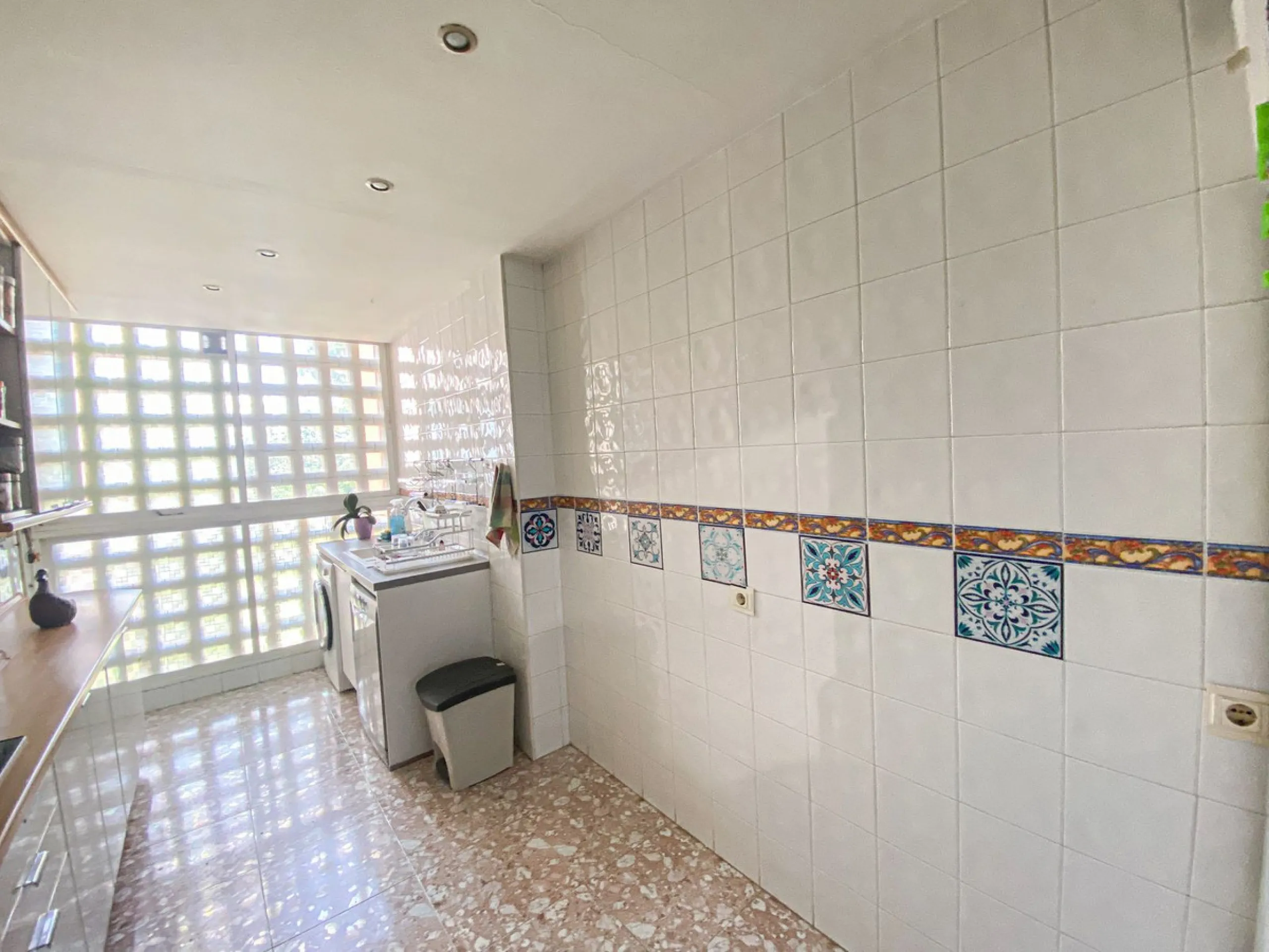 Beautiful home located just a stone's throw from Puerto Banús and the beach, in a quiet and perfectly maintained residential area.