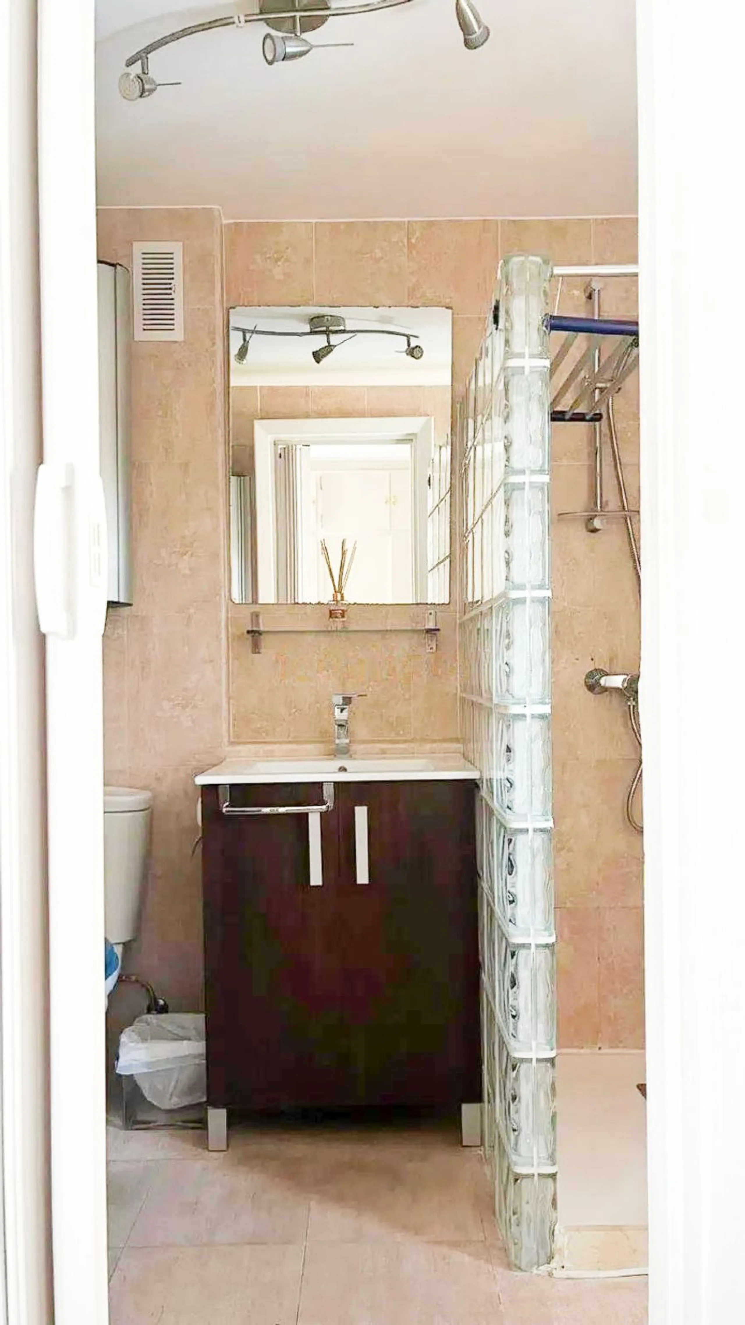 Beautiful home located just a stone's throw from Puerto Banús and the beach, in a quiet and perfectly maintained residential area.