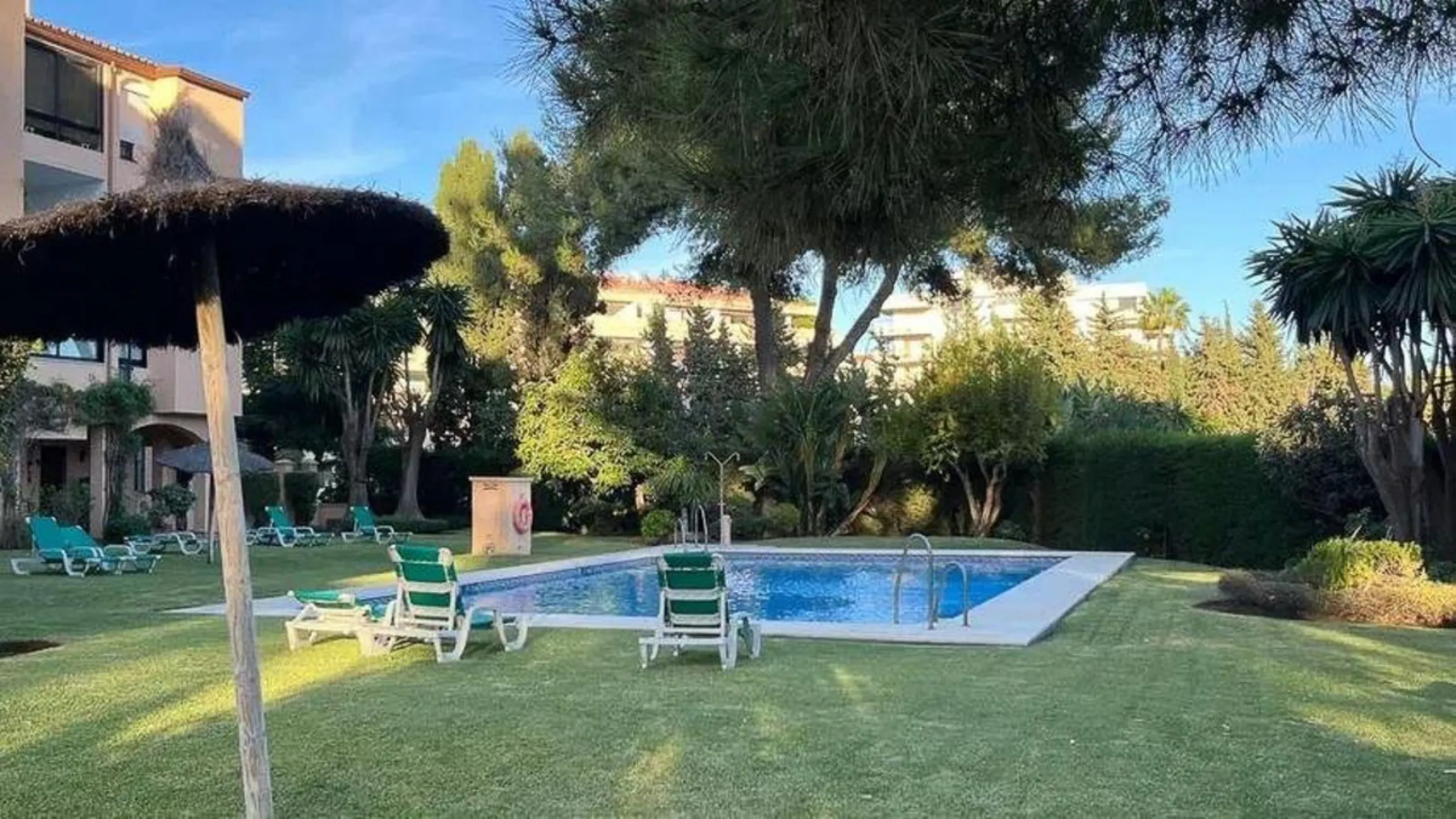 Beautiful home located just a stone's throw from Puerto Banús and the beach, in a quiet and perfectly maintained residential area.