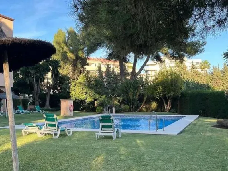 Beautiful home located just a stone's throw from Puerto Banús and the beach, in a quiet and perfectly maintained residential area.