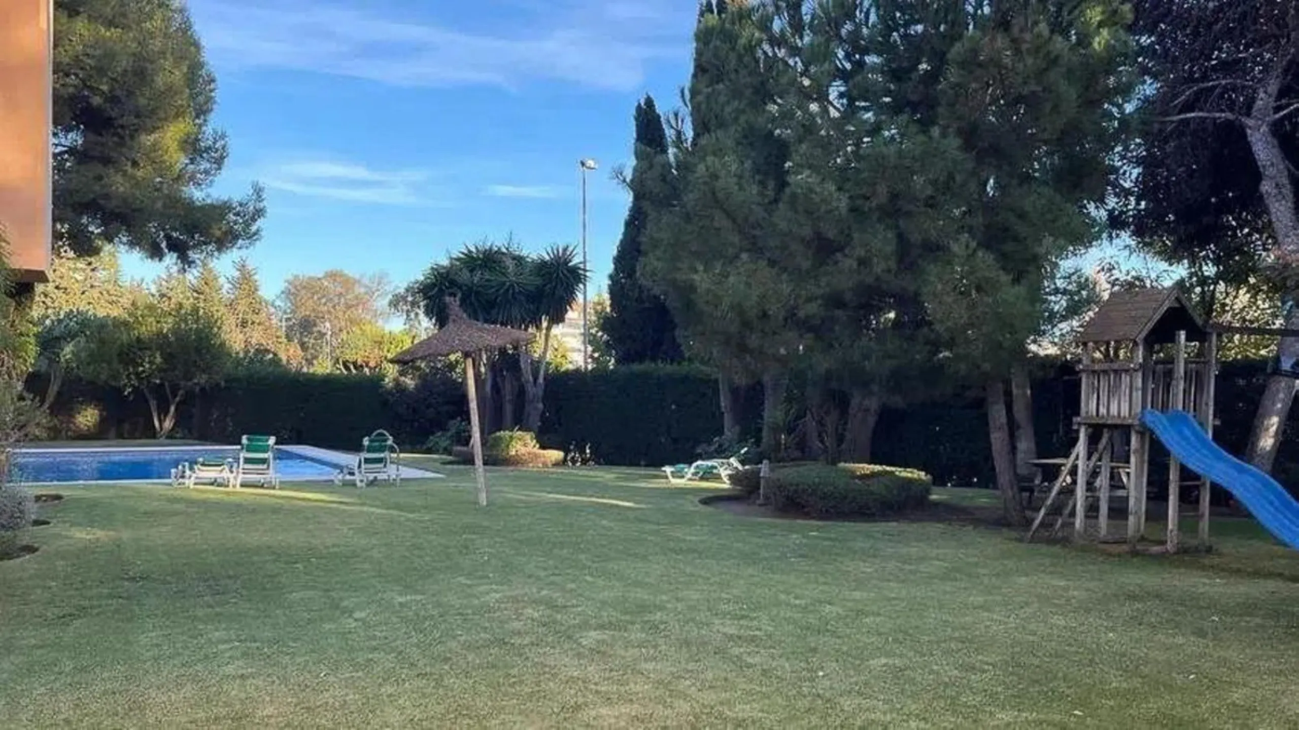 Beautiful home located just a stone's throw from Puerto Banús and the beach, in a quiet and perfectly maintained residential area.