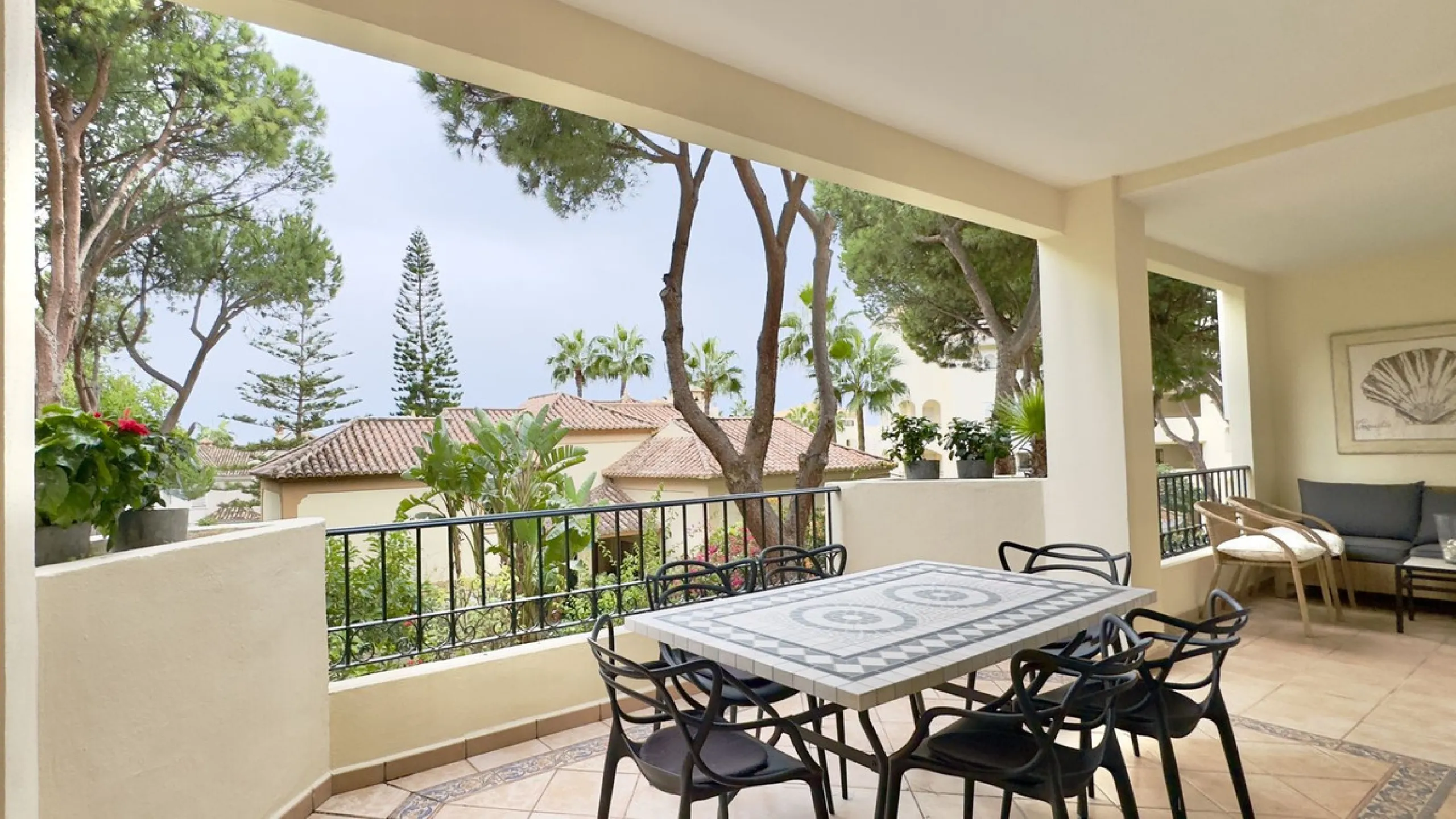 This beautiful and luxurious 2-bedroom, 2-bathroom timeless and elegant property is located in the privileged beachside area of Elviria, within the prestigious urbanization of Hacienda Playa.