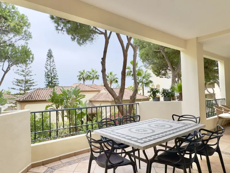 This beautiful and luxurious 2-bedroom, 2-bathroom timeless and elegant property is located in the privileged beachside area of Elviria, within the prestigious urbanization of Hacienda Playa.