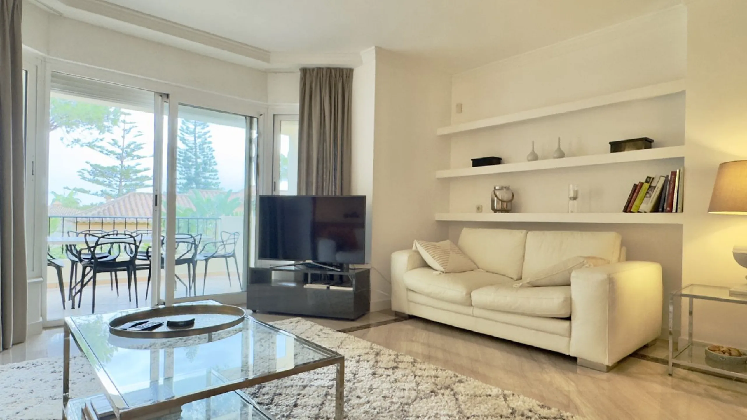 This beautiful and luxurious 2-bedroom, 2-bathroom timeless and elegant property is located in the privileged beachside area of Elviria, within the prestigious urbanization of Hacienda Playa.
